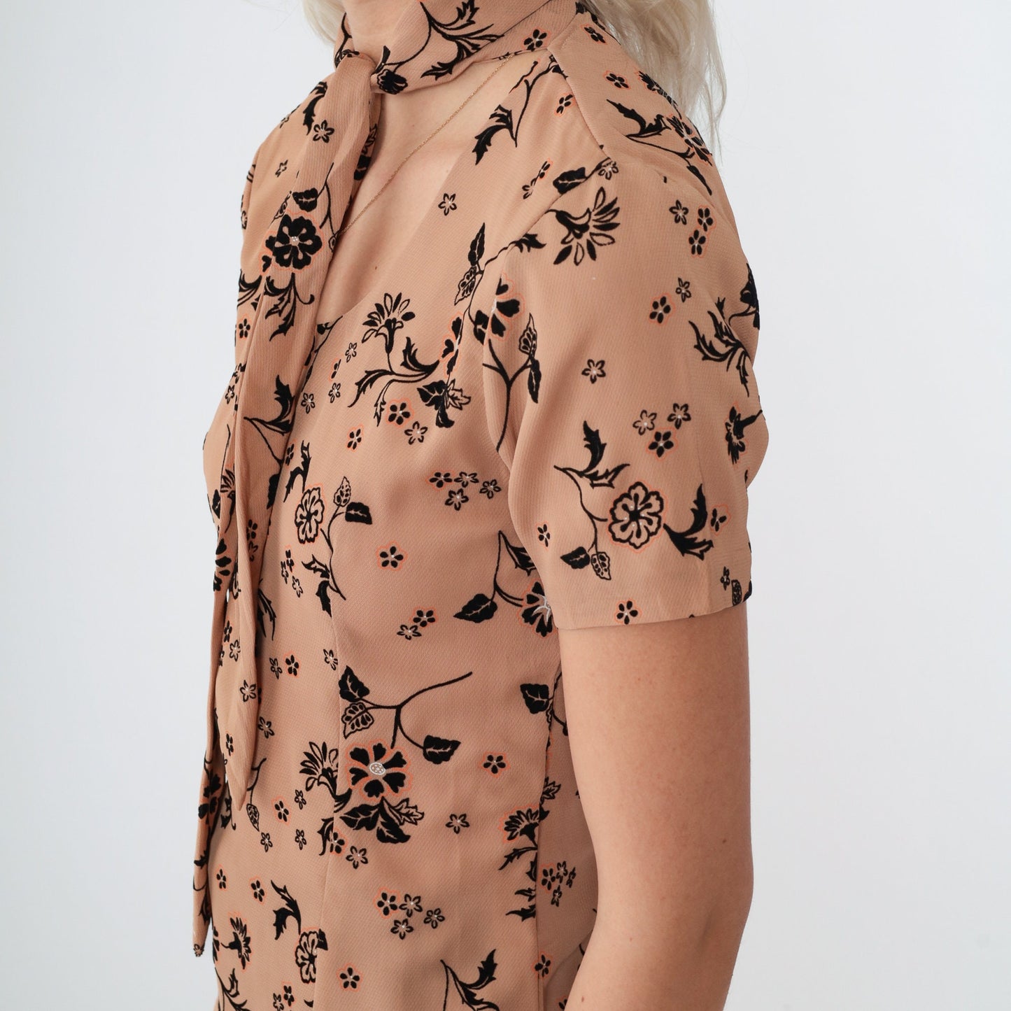 70s Floral Ascot Blouse Tan Short Sleeve Princess Seam Tie Neck Top Extra Small