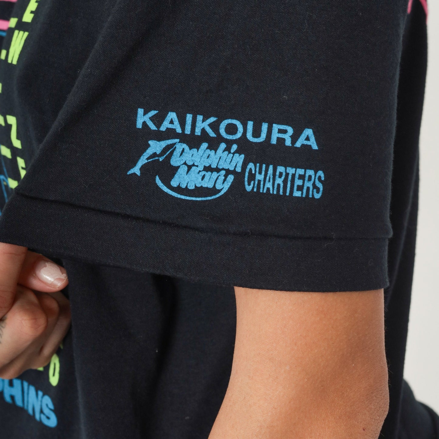 00s Kaikoura Dolphin Mary Neon Graphic T-Shirt New Zealand Black Medium