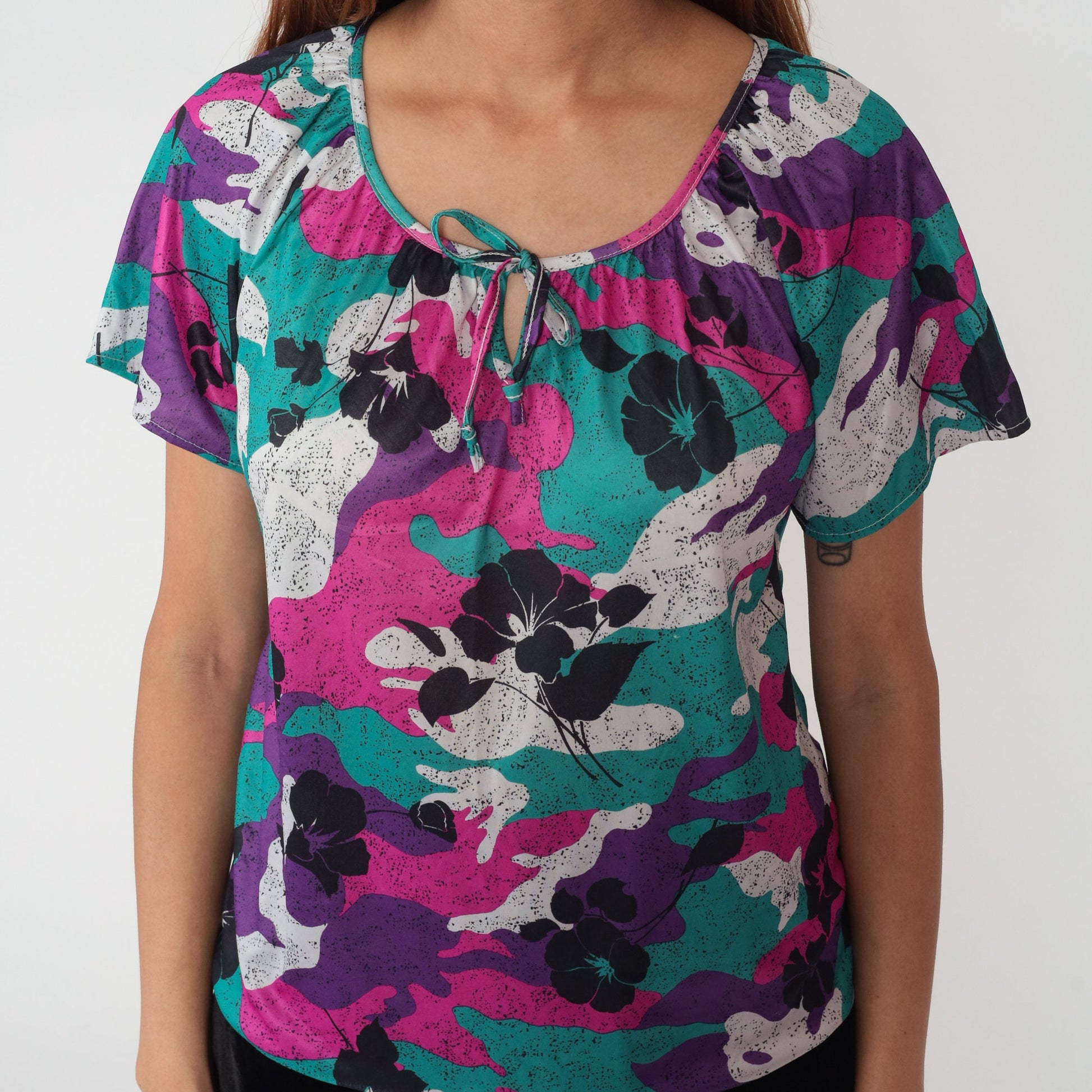 80s Tropical Floral Keyhole Tie Neck Blouse Abstract Print Short Sleeve Small Medium
