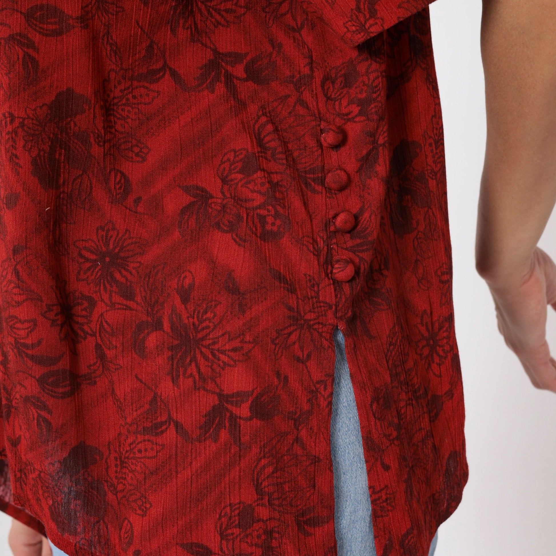 90s Karin Stevens Red Floral V-Neck Blouse Sharkbite Hem Short Sleeve Large