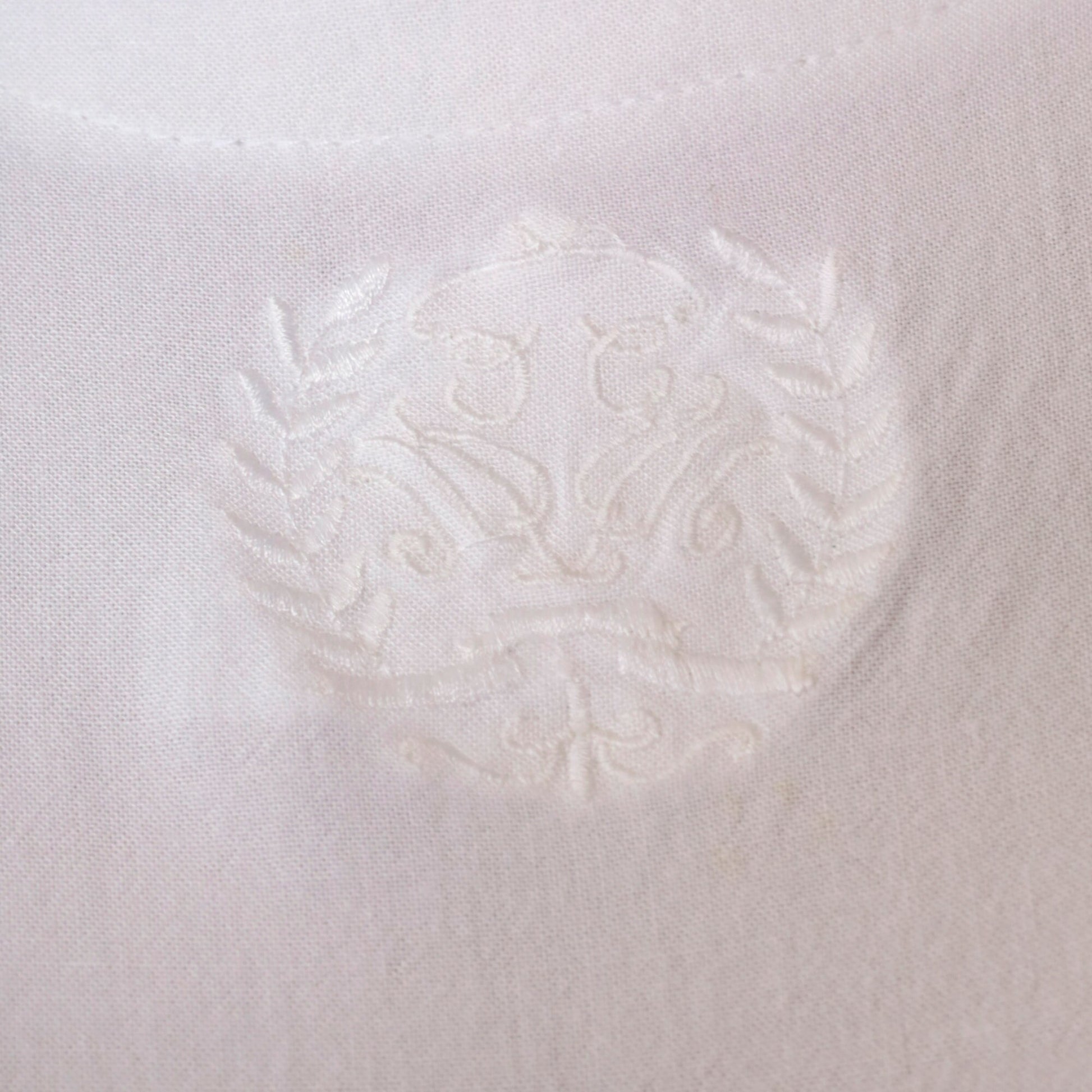 90s Tracy Evans White Rayon Shirt Embroidered Olive Wreath Crest Small