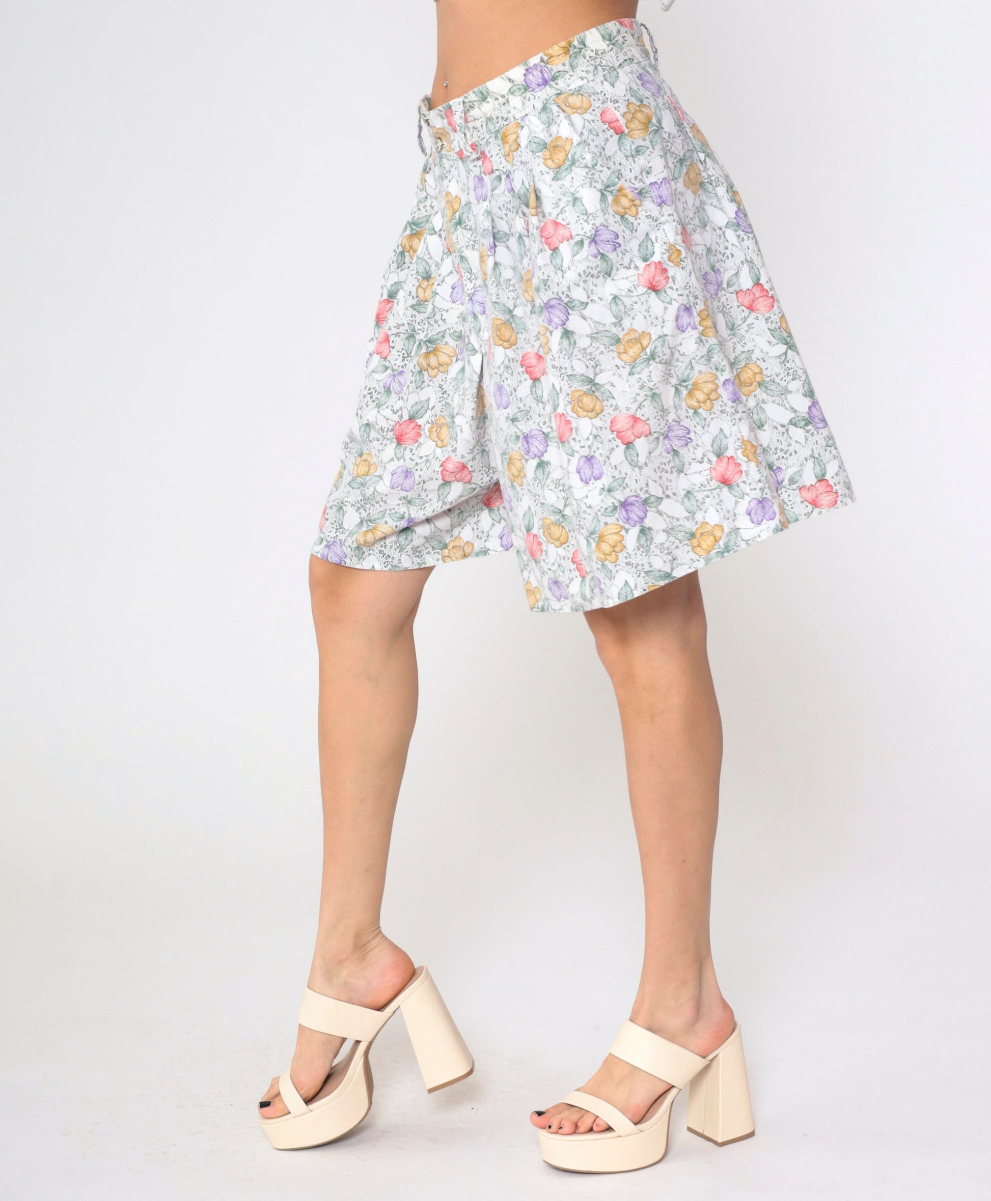 90s Floral High-Waisted Shorts White Pleated Wide Leg Medium