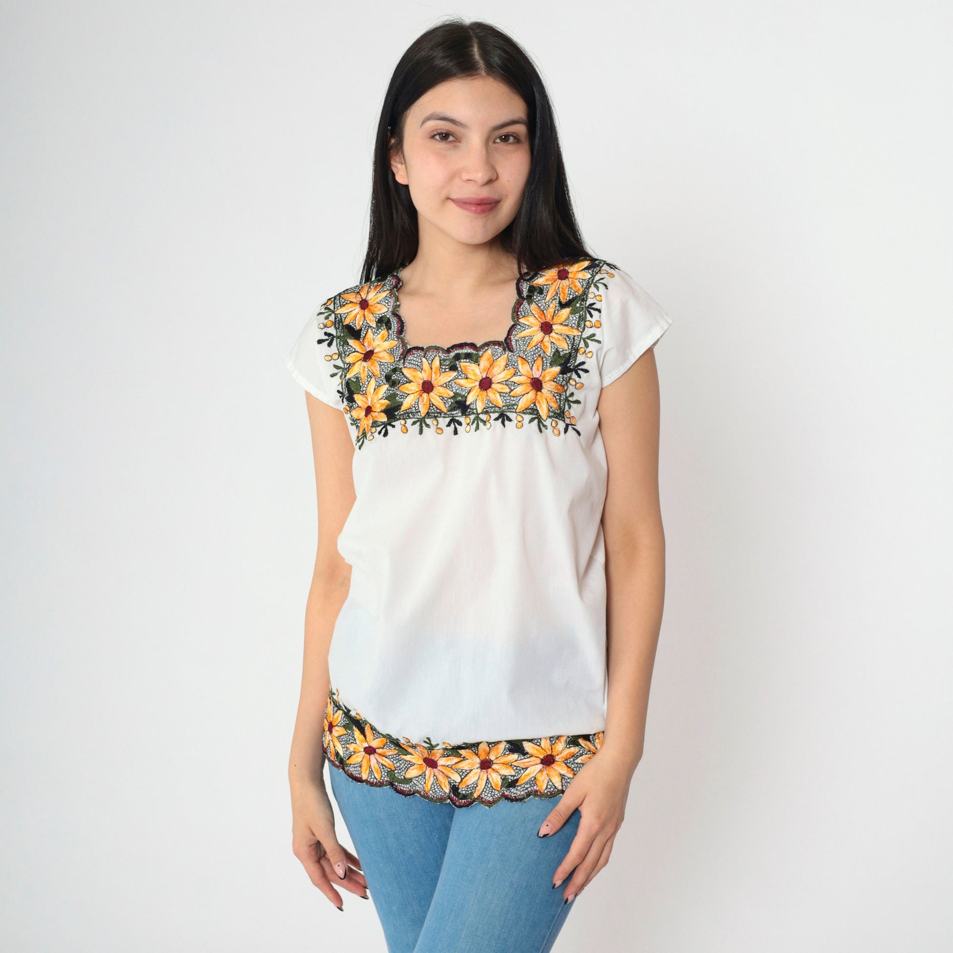 90s White Floral Embroidered Blouse Scalloped Edges Short Sleeve Small