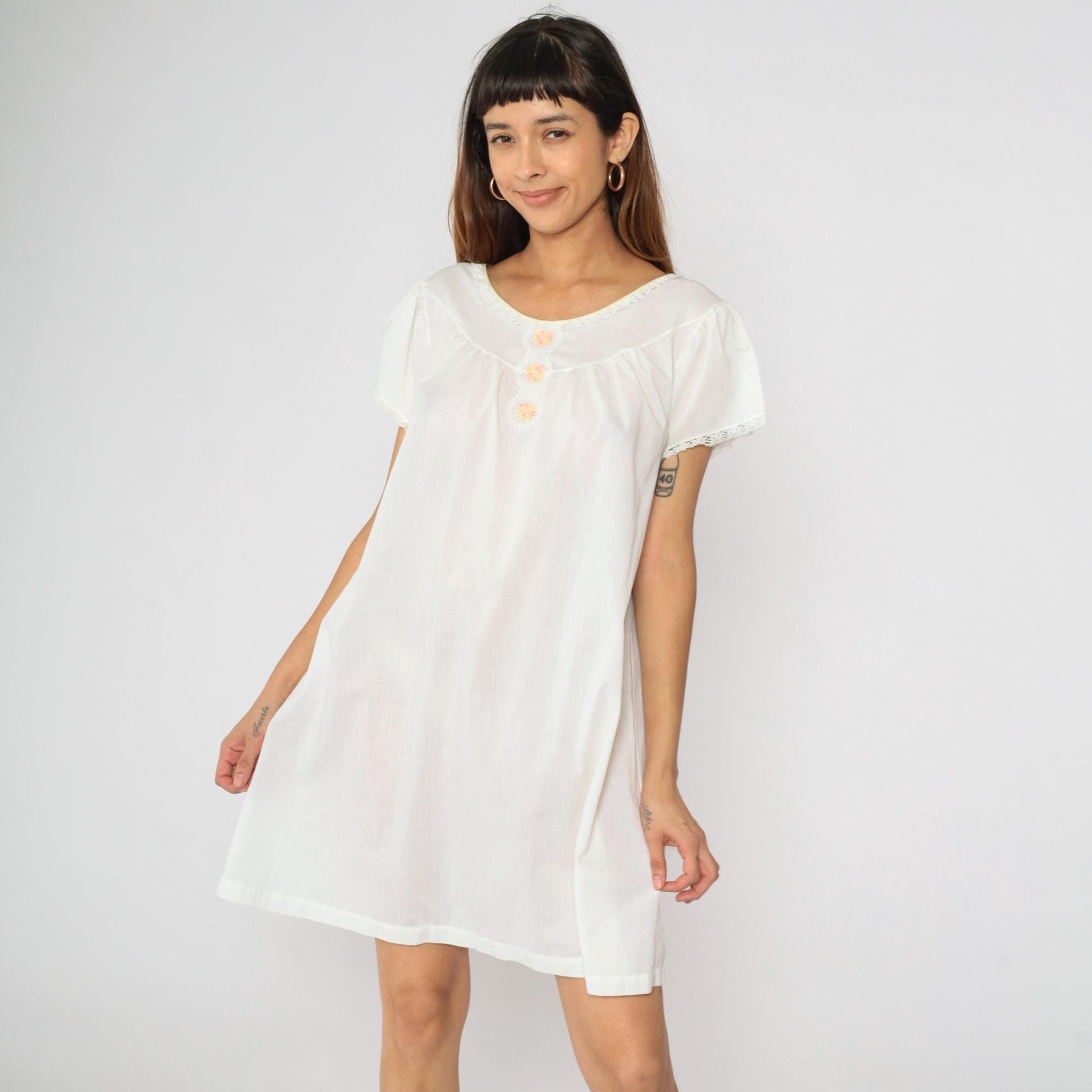70s Lorraine White Floral Embroidered Nightgown Puff Sleeve Lace Trim Medium