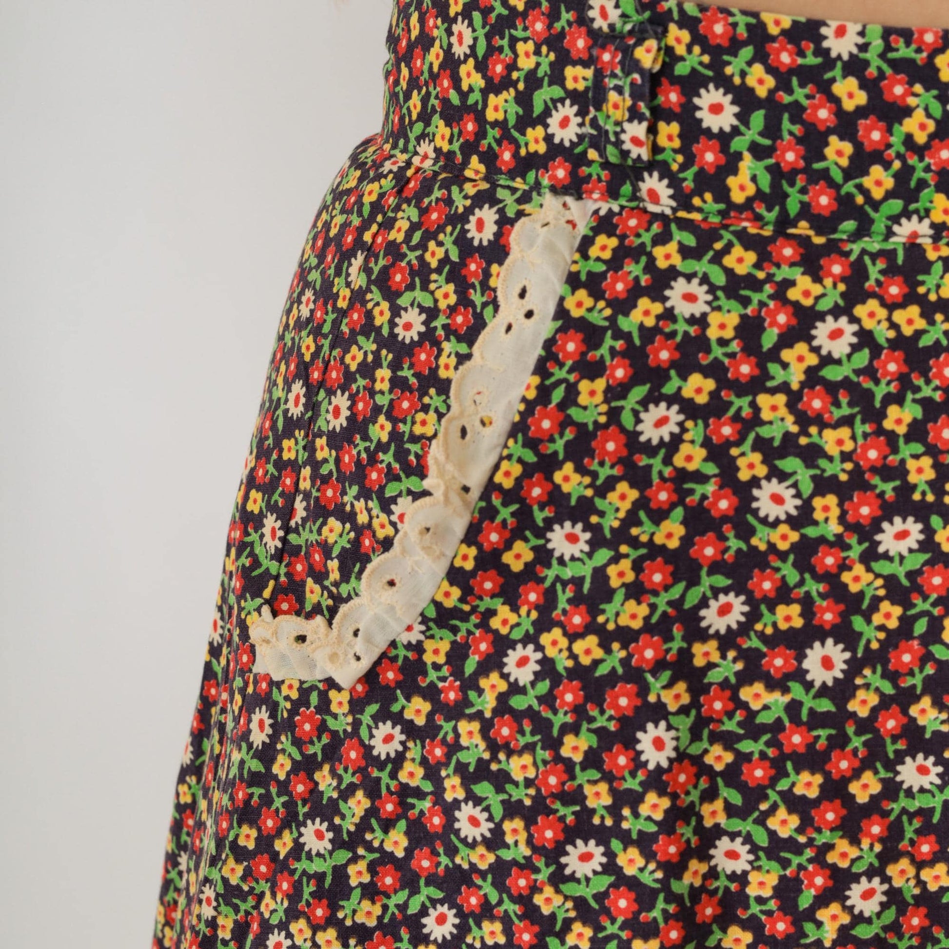 70s Floral Calico Midi Skirt High Waist Eyelet Lace Tiered Ruffle Small