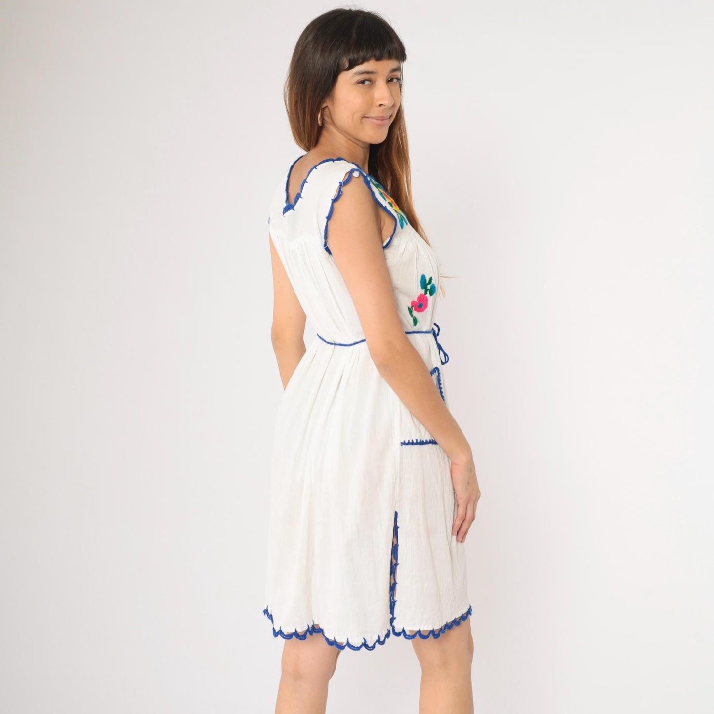 90s Mexican Embroidered White Cotton Gauze Mini Dress Floral Scallop Trim Medium M