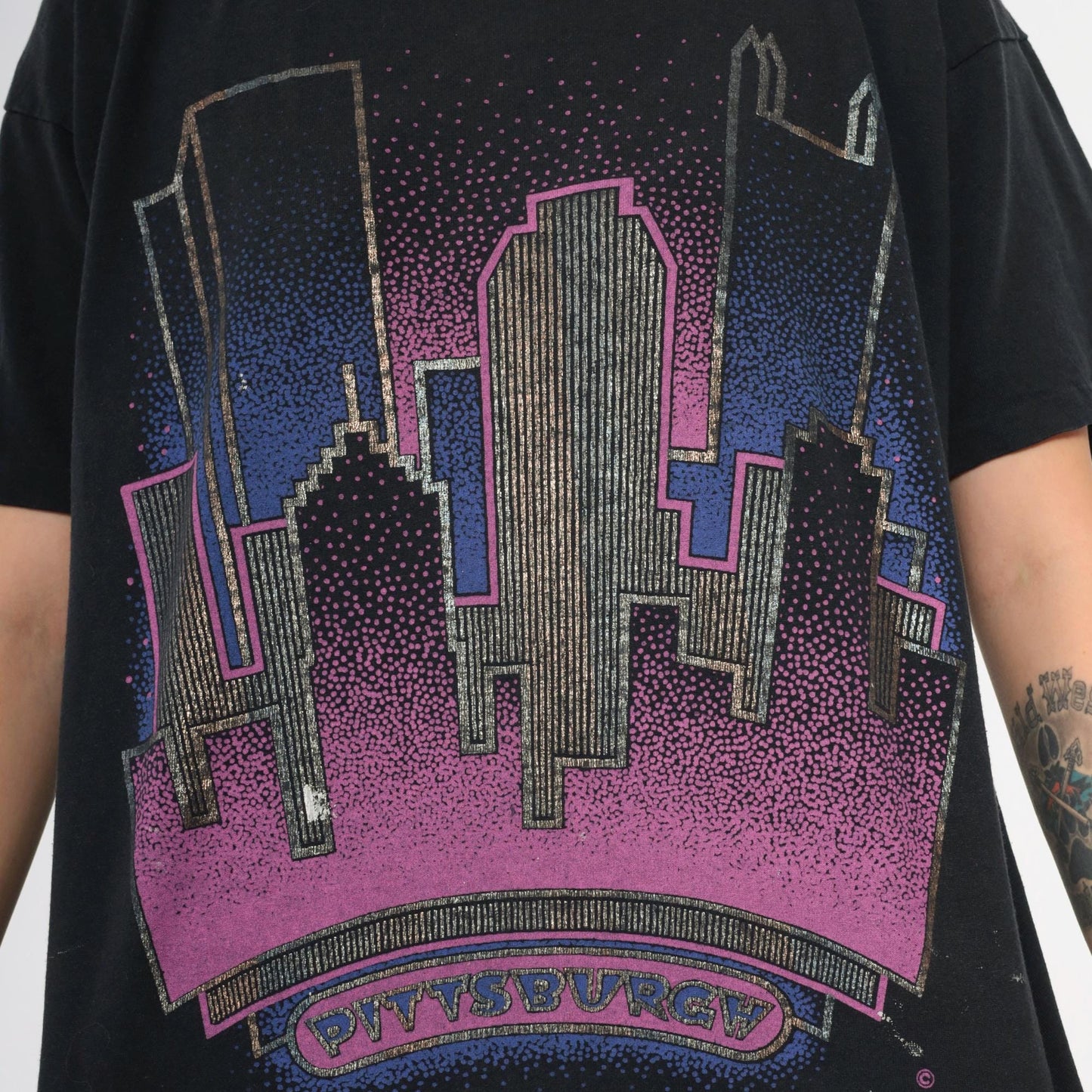 90s Pittsburgh Cityscape Metallic Graphic T-Shirt Black Large