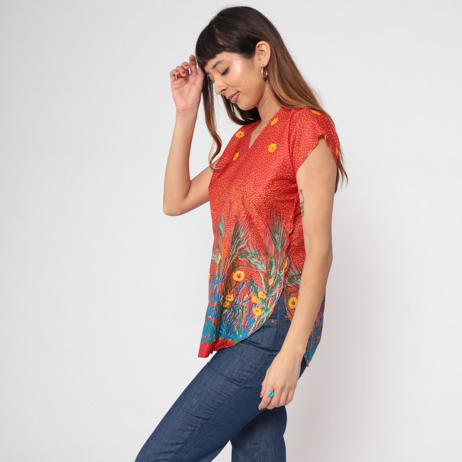 70s Red Floral Blouse V Neck Cap Sleeve Curved Hem Small