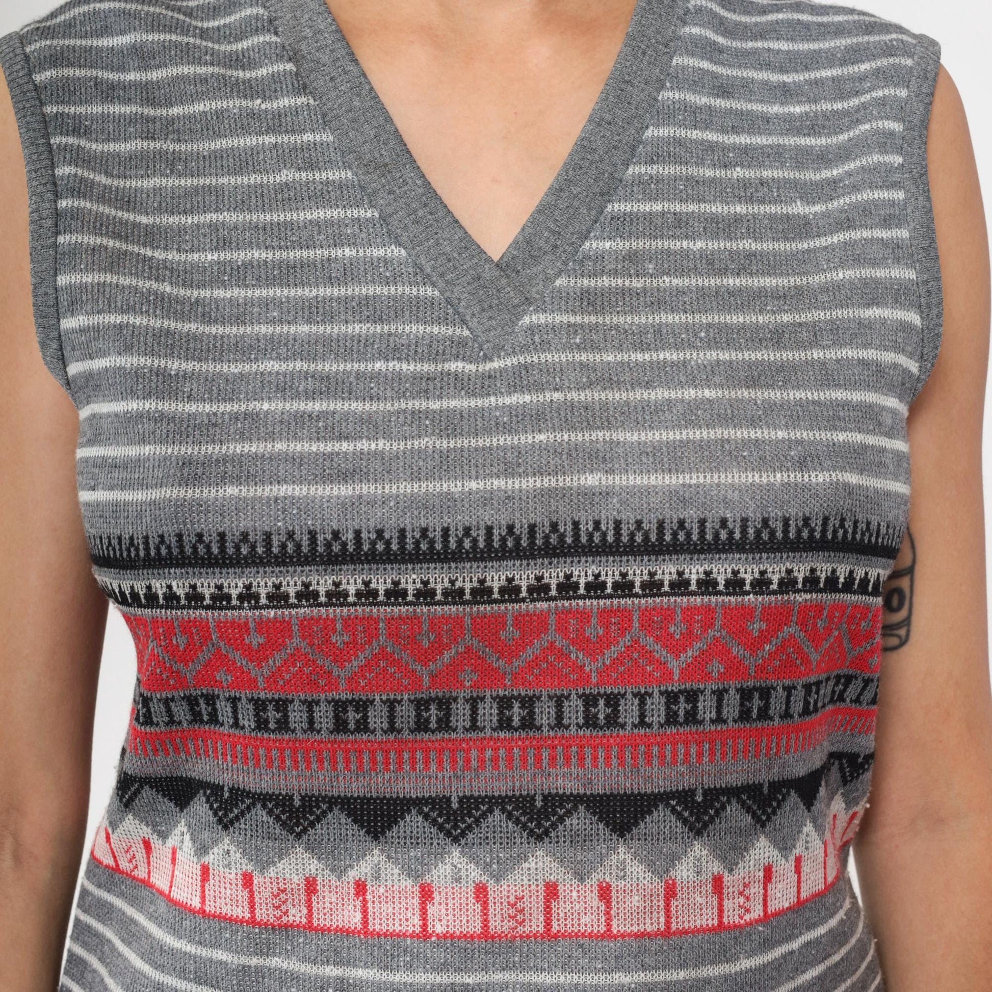 1970s Geometric Striped Knit Vest Grey Red White V-Neck Sleeveless Small