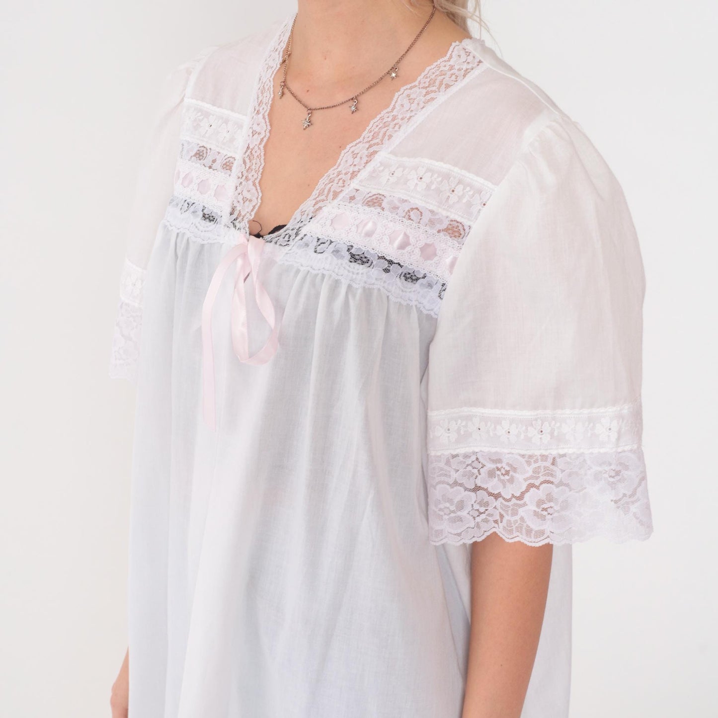 1970s White Cotton Lace Trim Maxi Robe Puff Sleeve Button Front Medium