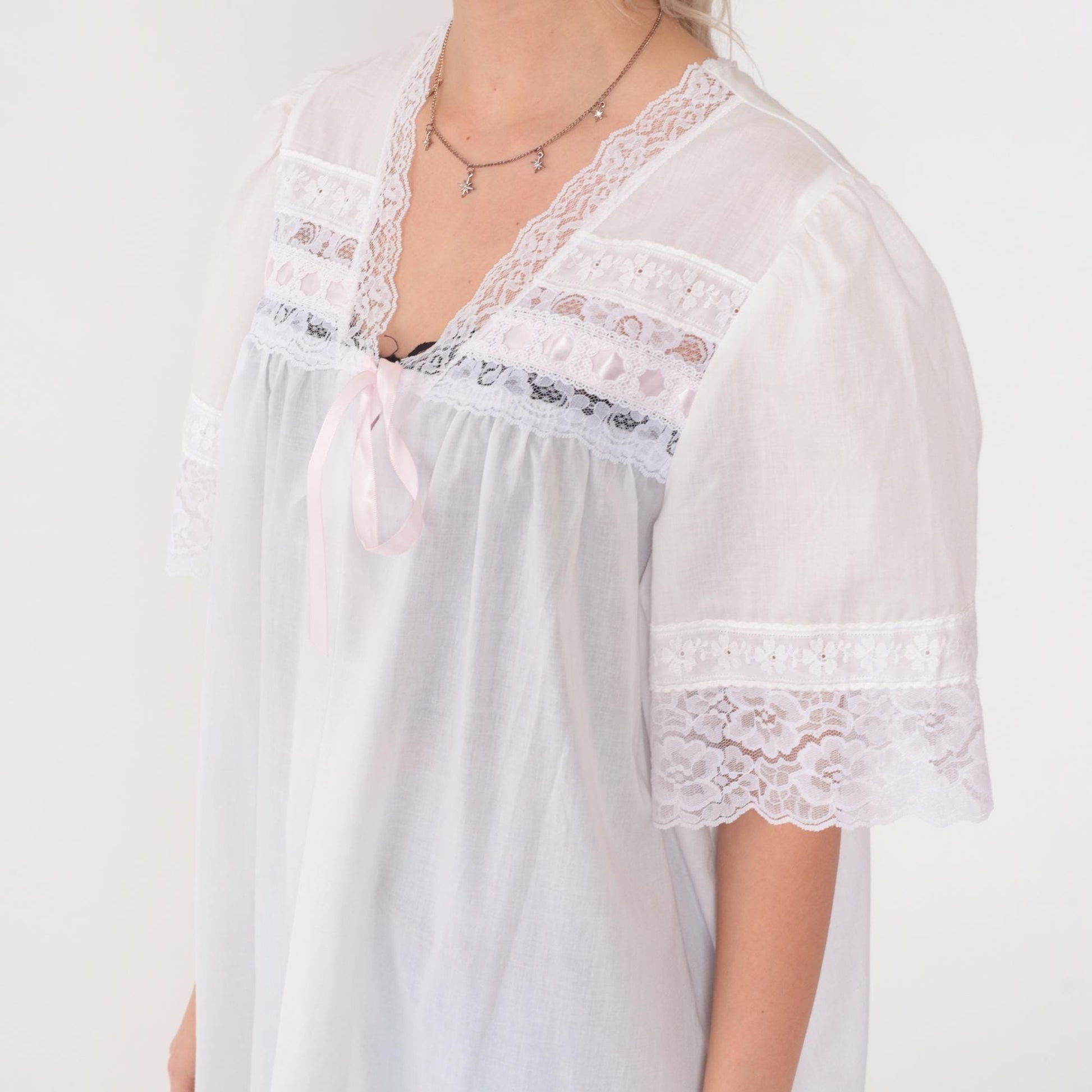 1970s White Cotton Lace Trim Maxi Robe Puff Sleeve Button Front Medium