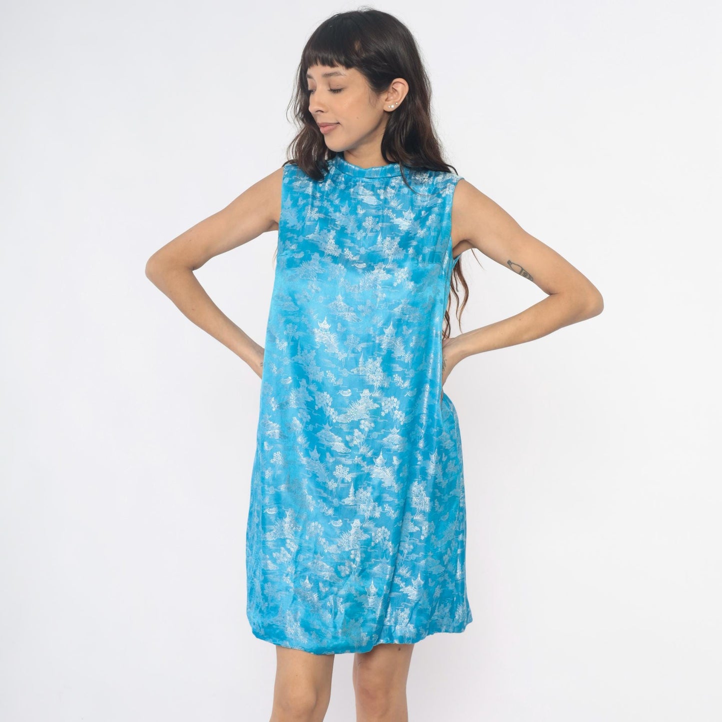 60s Asian Print Shift Dress Sky Blue Pagoda Scenic Mock Neck Sleeveless Small