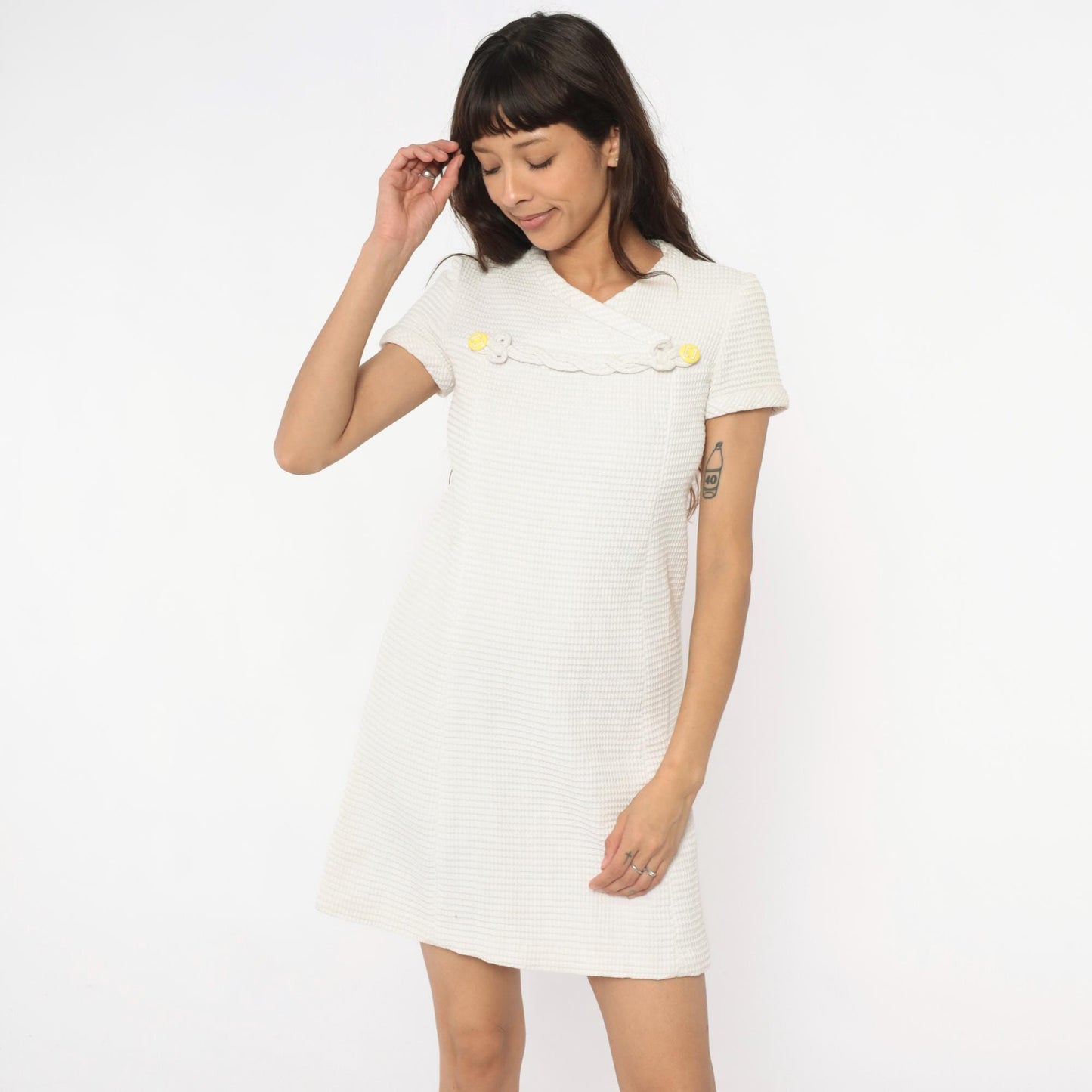 60s White Waffle Knit Shift Dress V-Neck Braided Trim Yellow Buttons Small