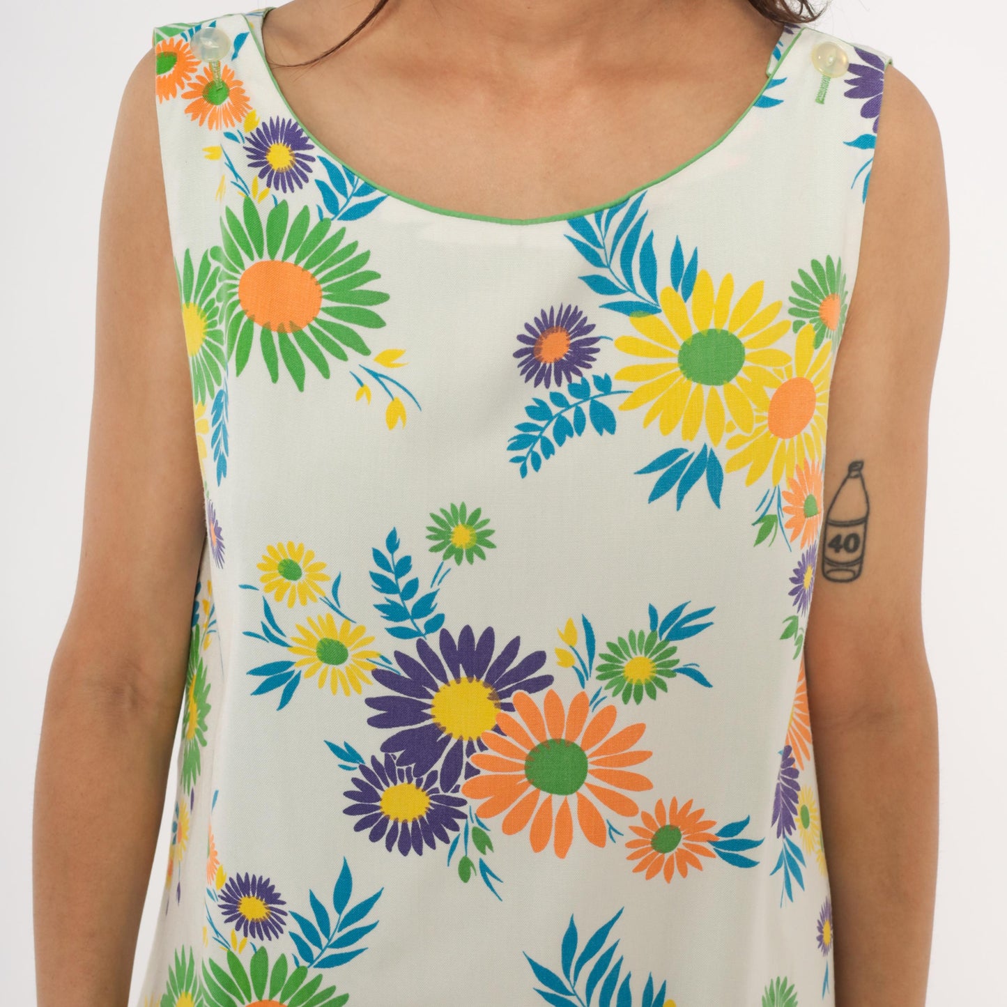 70s Daisy Print Sleeveless Shift Dress White Floral Mini Scoop Neck Small