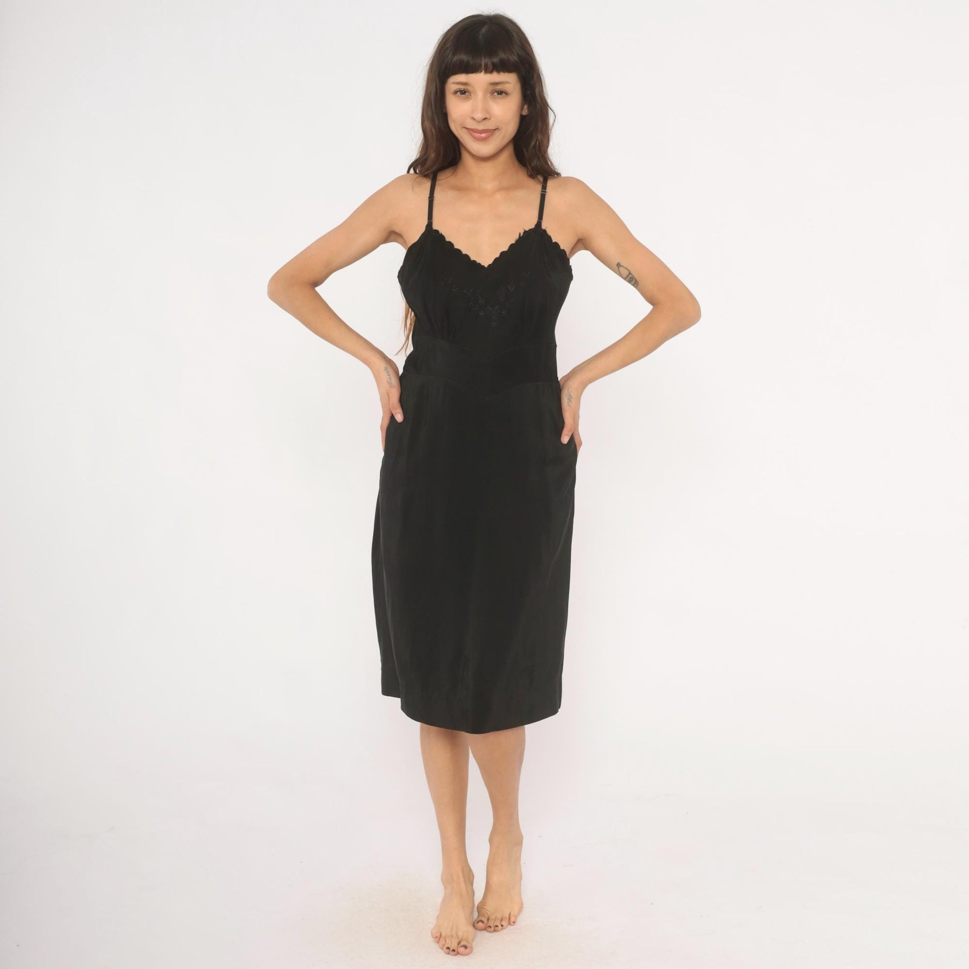 1950s Black Slip Dress Scalloped Lace Trim Embroidered Floral Bodice Medium M
