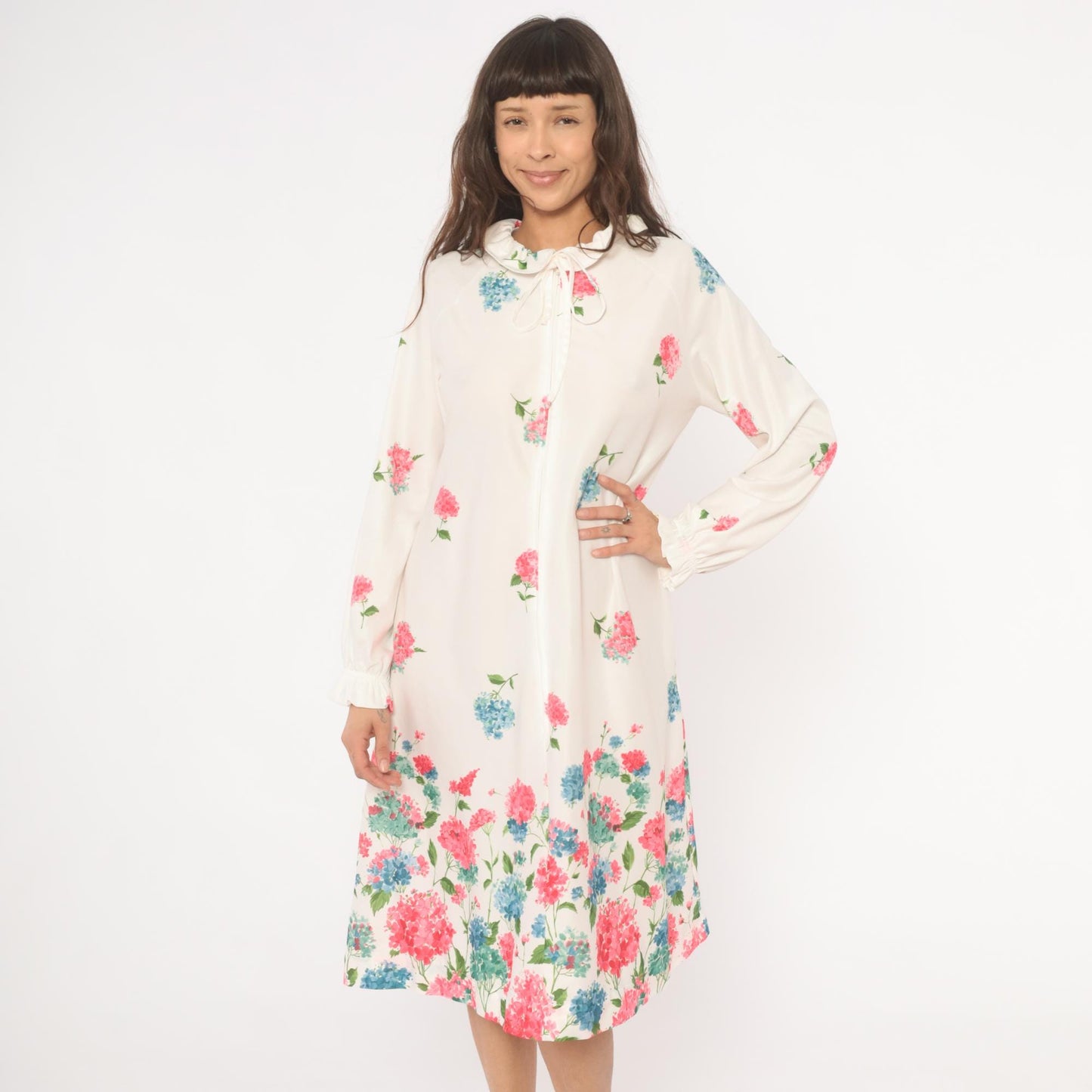 70s Travel Lite Hydrangea Floral Housecoat Ivory Ruffle Tie Neck Medium