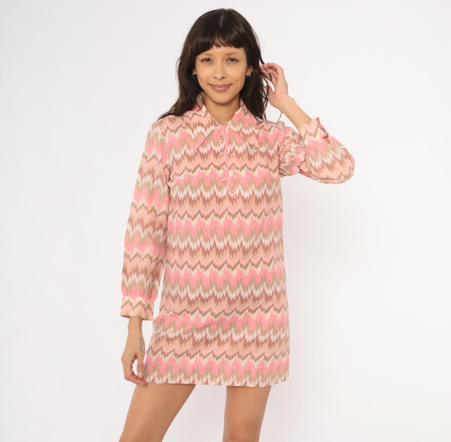 1970s Pink Tan Chevron Mini Dress Shift Pointed Collar Long Sleeve Extra Small XS