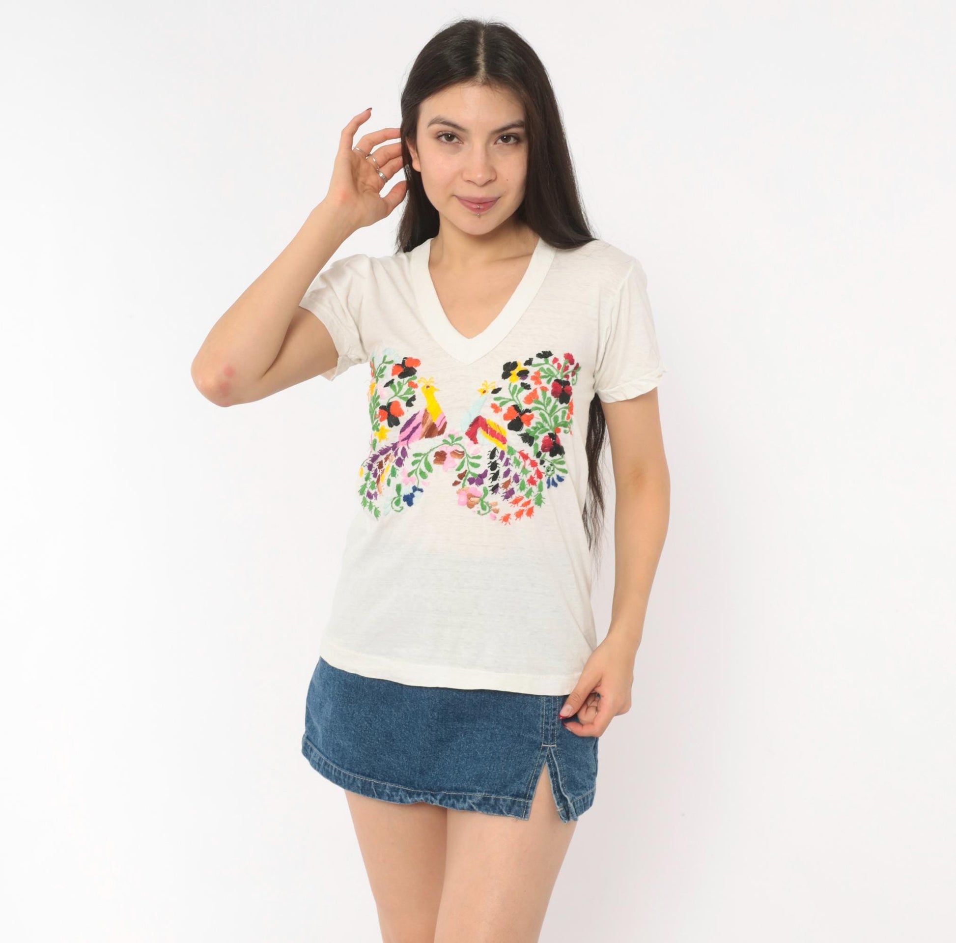 80s Embroidered Peacock Floral V-Neck Tee Cream Cotton Folk Art Small S