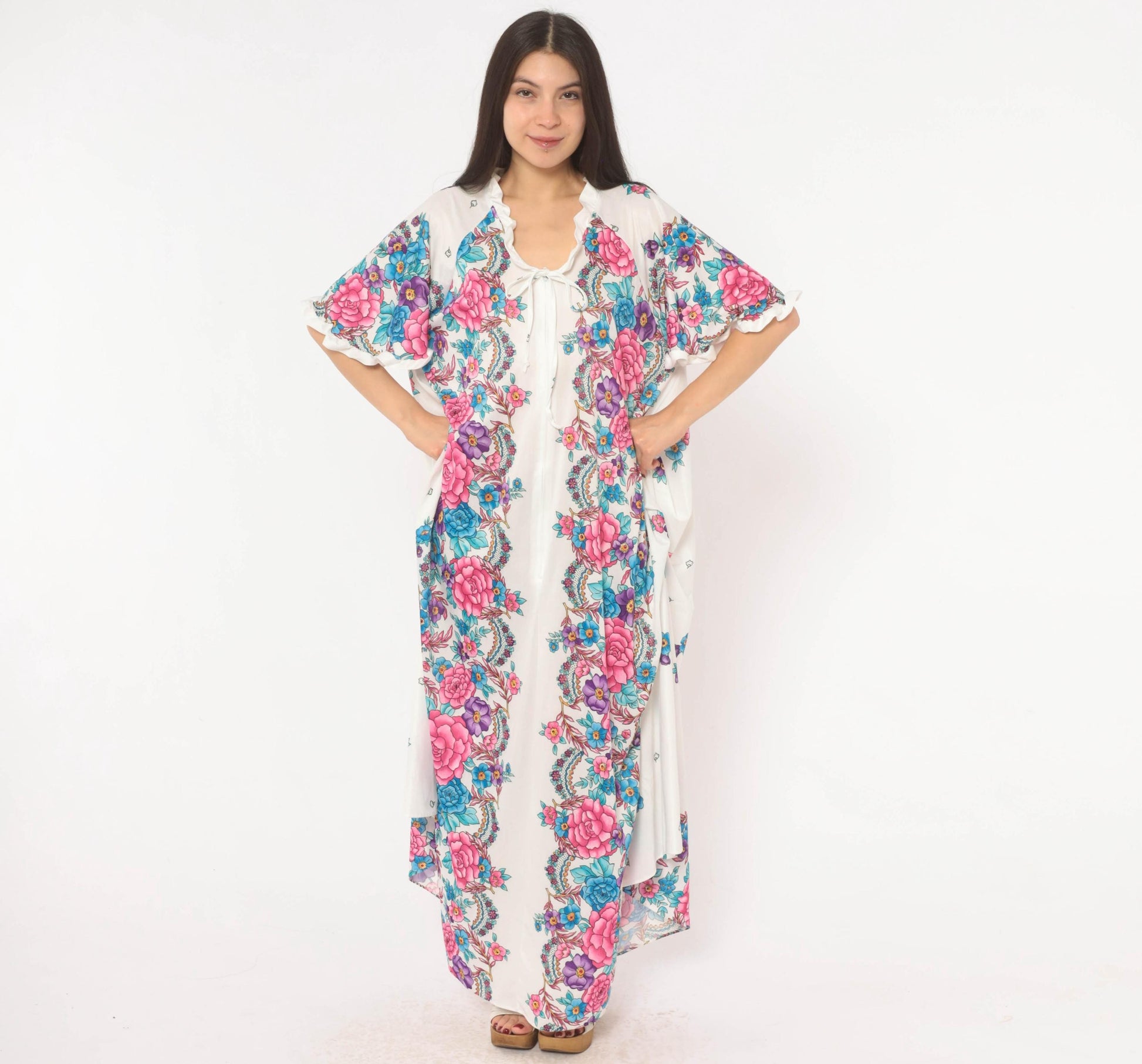 80s White Floral Maxi Housecoat Rose Print Ruffle Neckline Zip Robe Medium Large