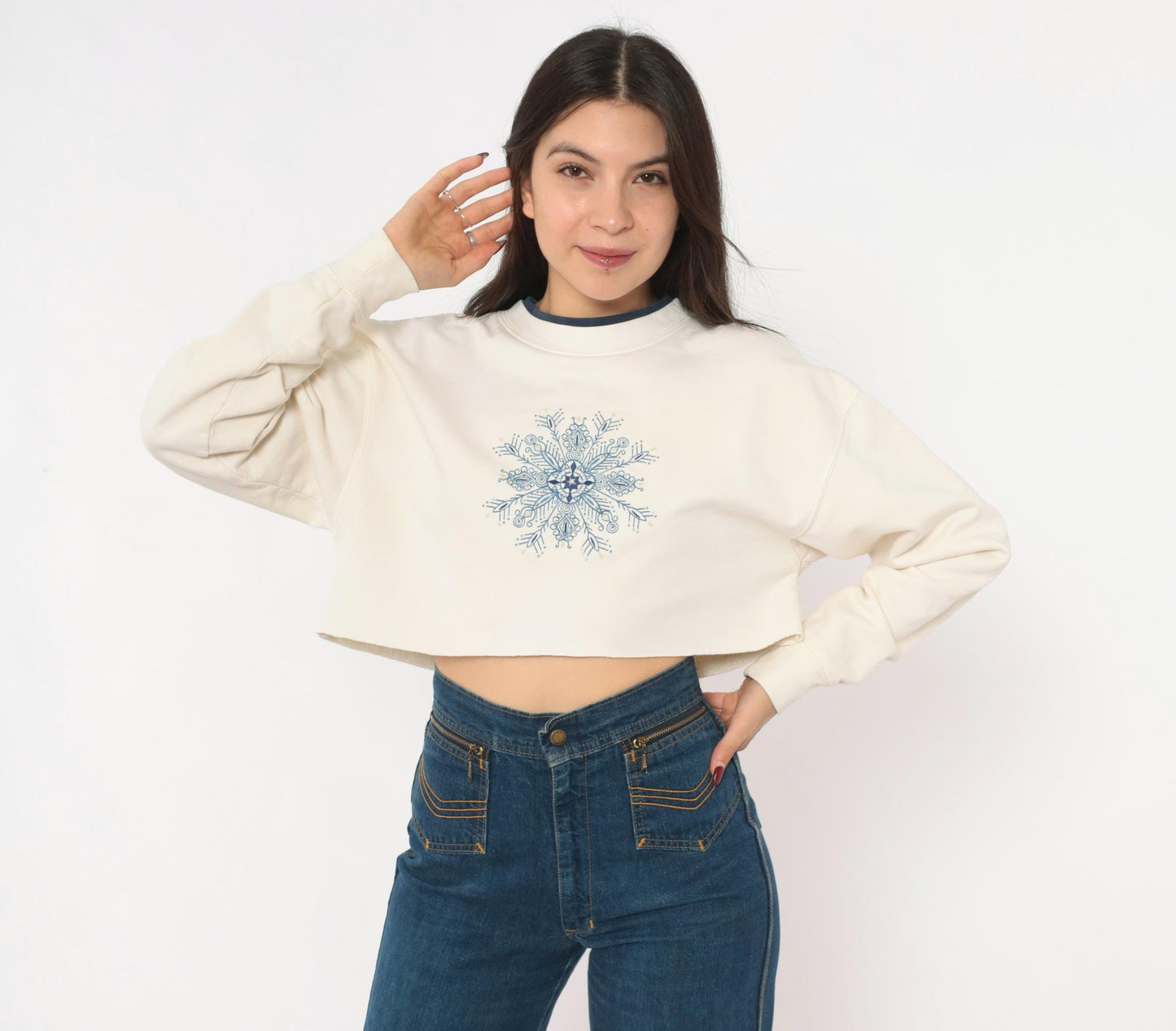 90s M&C Sportswear Snowflake Mandala Embroidered Crop Sweatshirt Cream Navy Medium