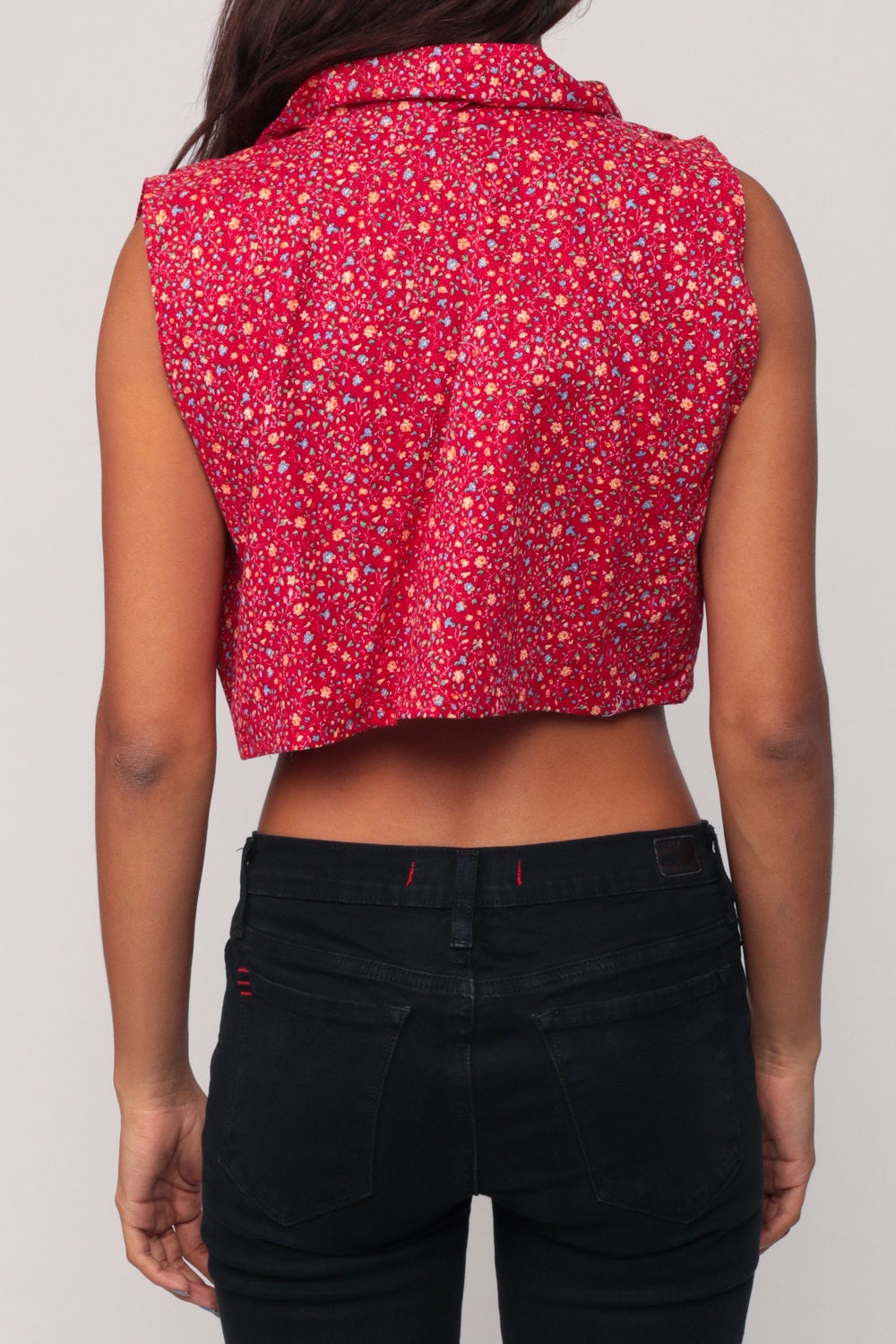 70s Red Floral Sleeveless Button-Up Crop Top Medium