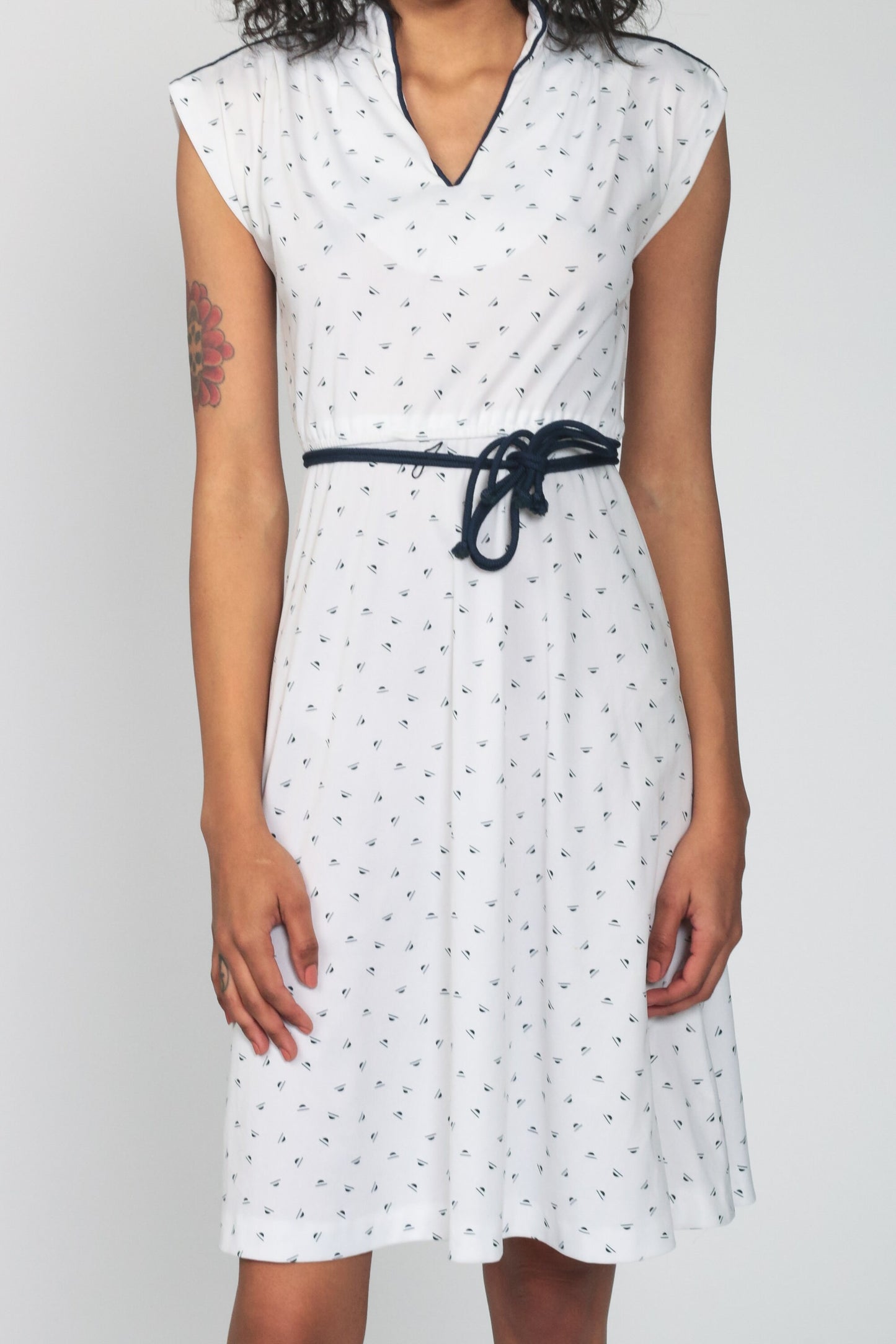 70s White Geometric Midi Dress Cap Sleeve V-Neck Elastic Waist Small