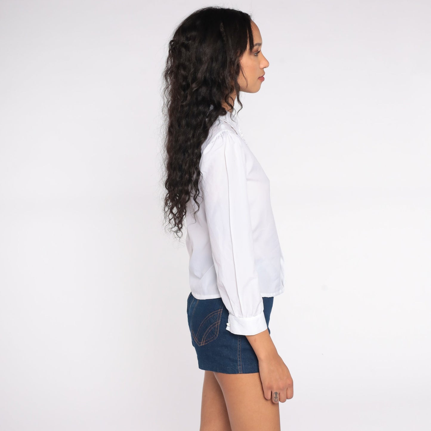 80s White Button-Up Blouse Embroidered Scalloped Collar Long Sleeve Small