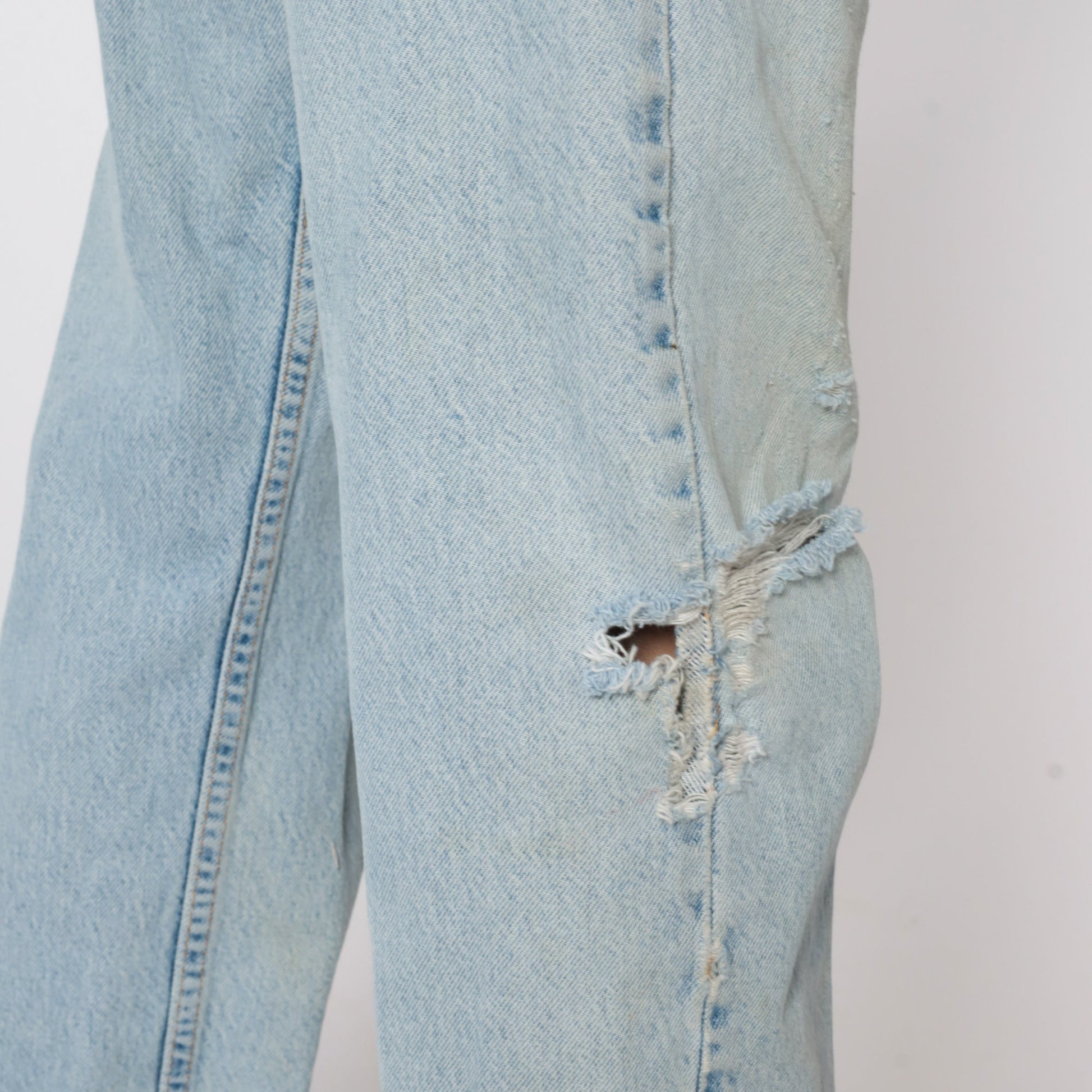 Levi's 505 High-Waist Mom Jeans Light Blue Distressed Ripped Denim Medium