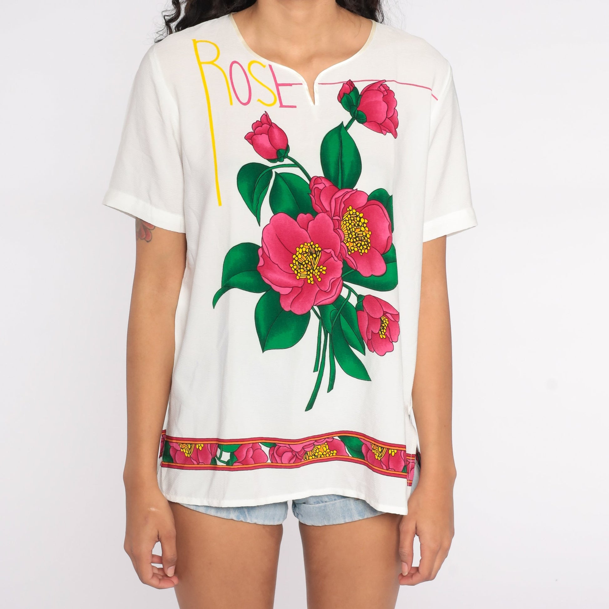 00s Rose Graphic V-Neck Blouse White Floral Short Sleeve Medium M