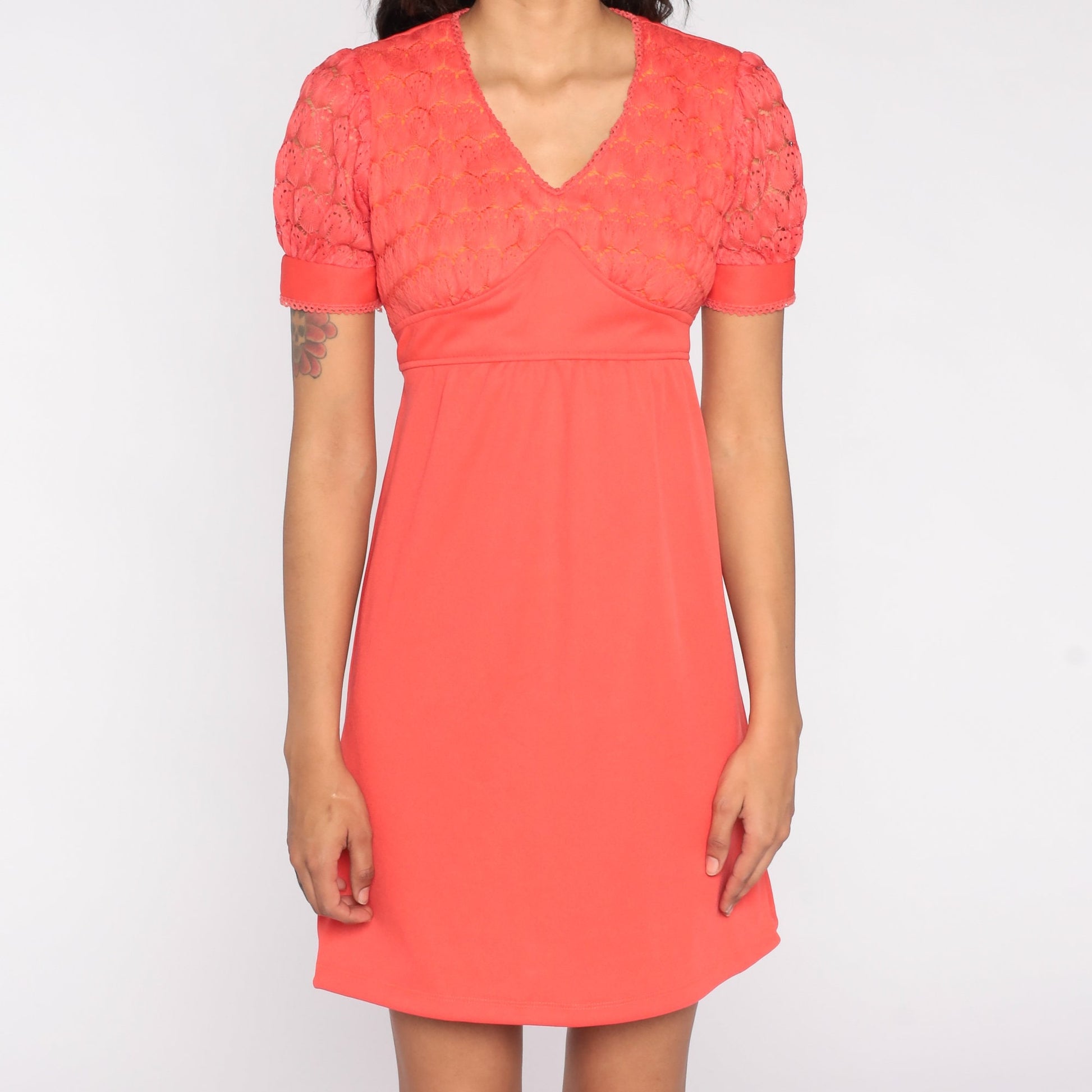 1970s Babydoll Mini Dress Salmon Pink Puff Sleeve Empire Waist Lace Medium
