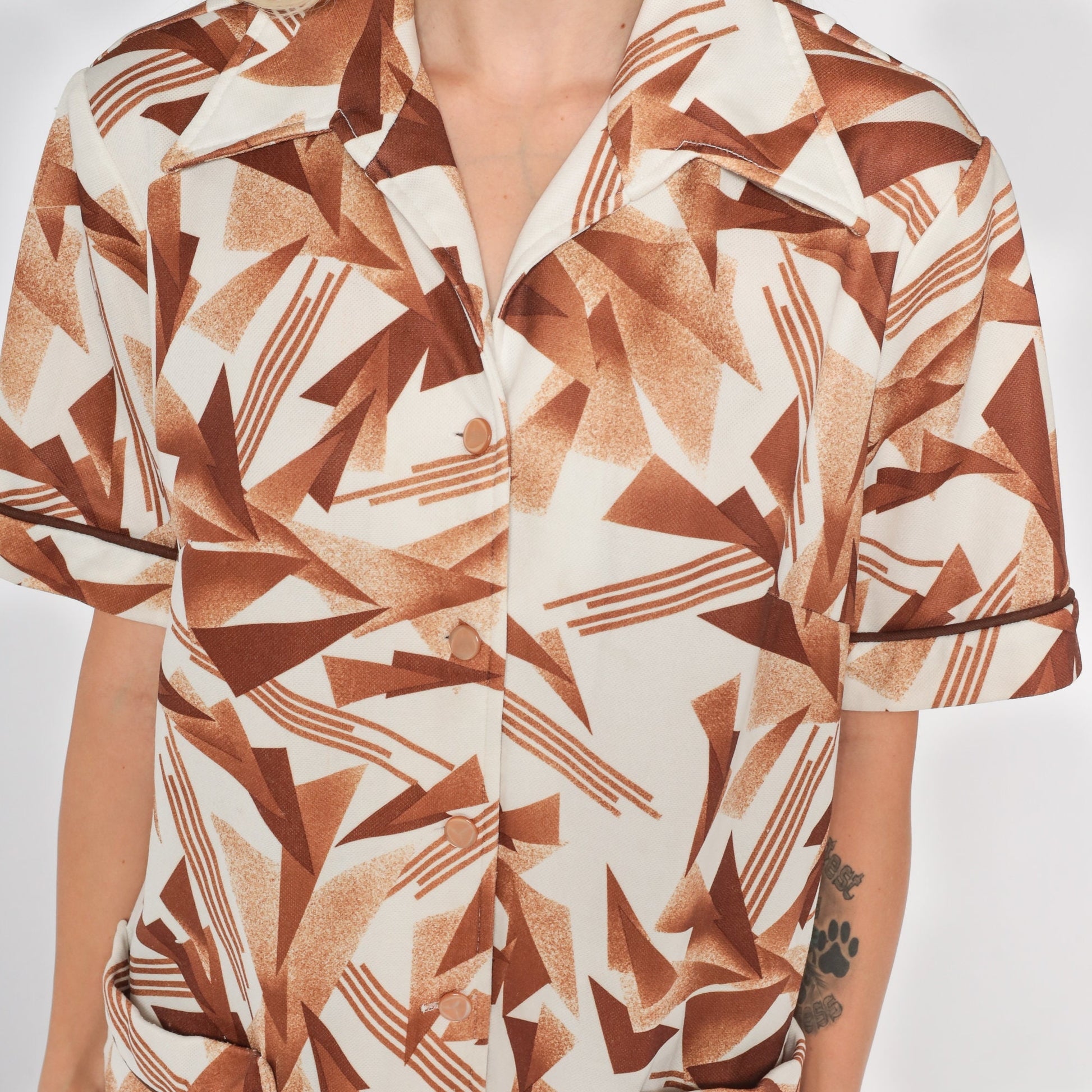 70s Abstract Geometric Triangle Print Button-Up Blouse White Brown Pointed Collar Large