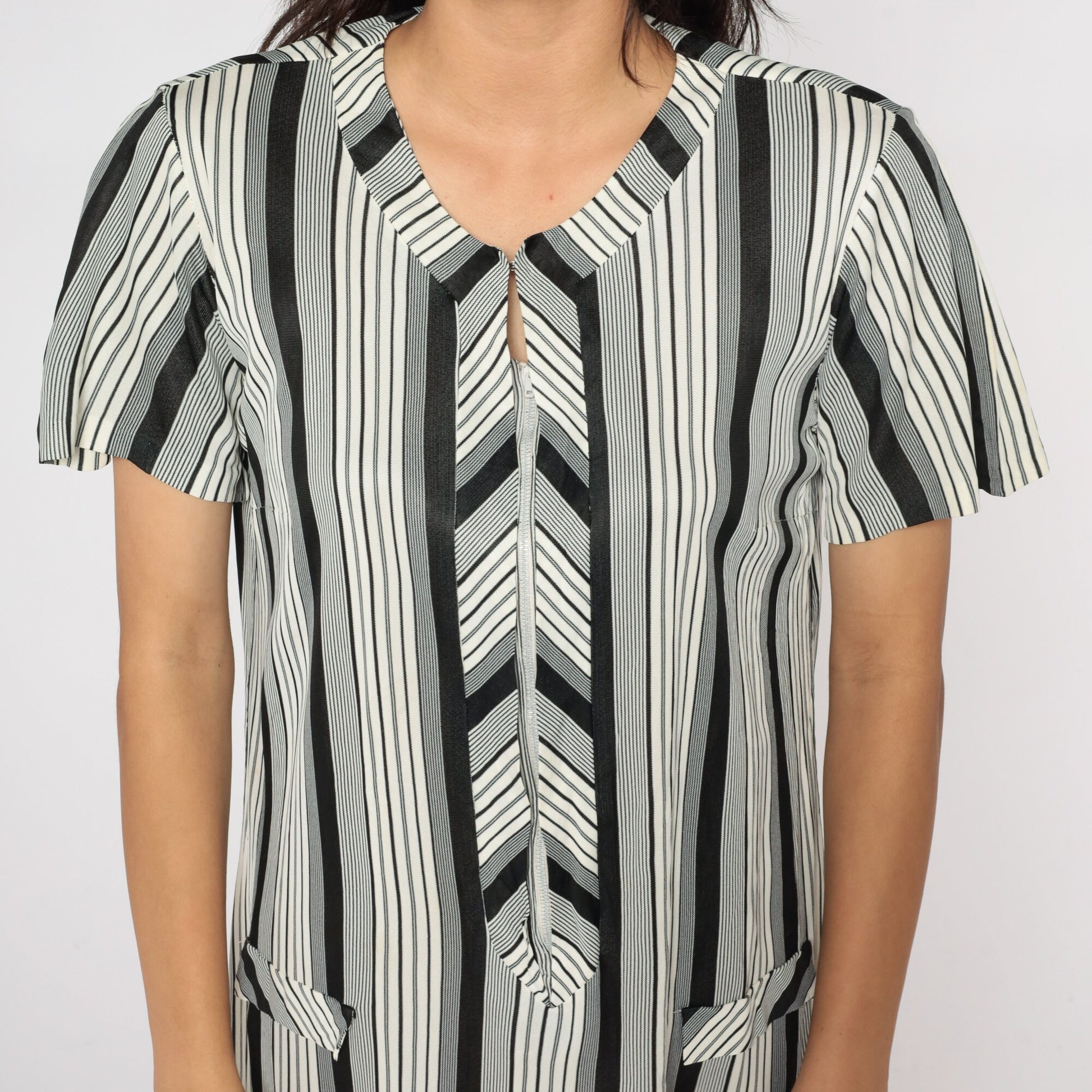 70s Black White Striped Shift Minidress Mod Chevron Short Sleeve Zip Medium M