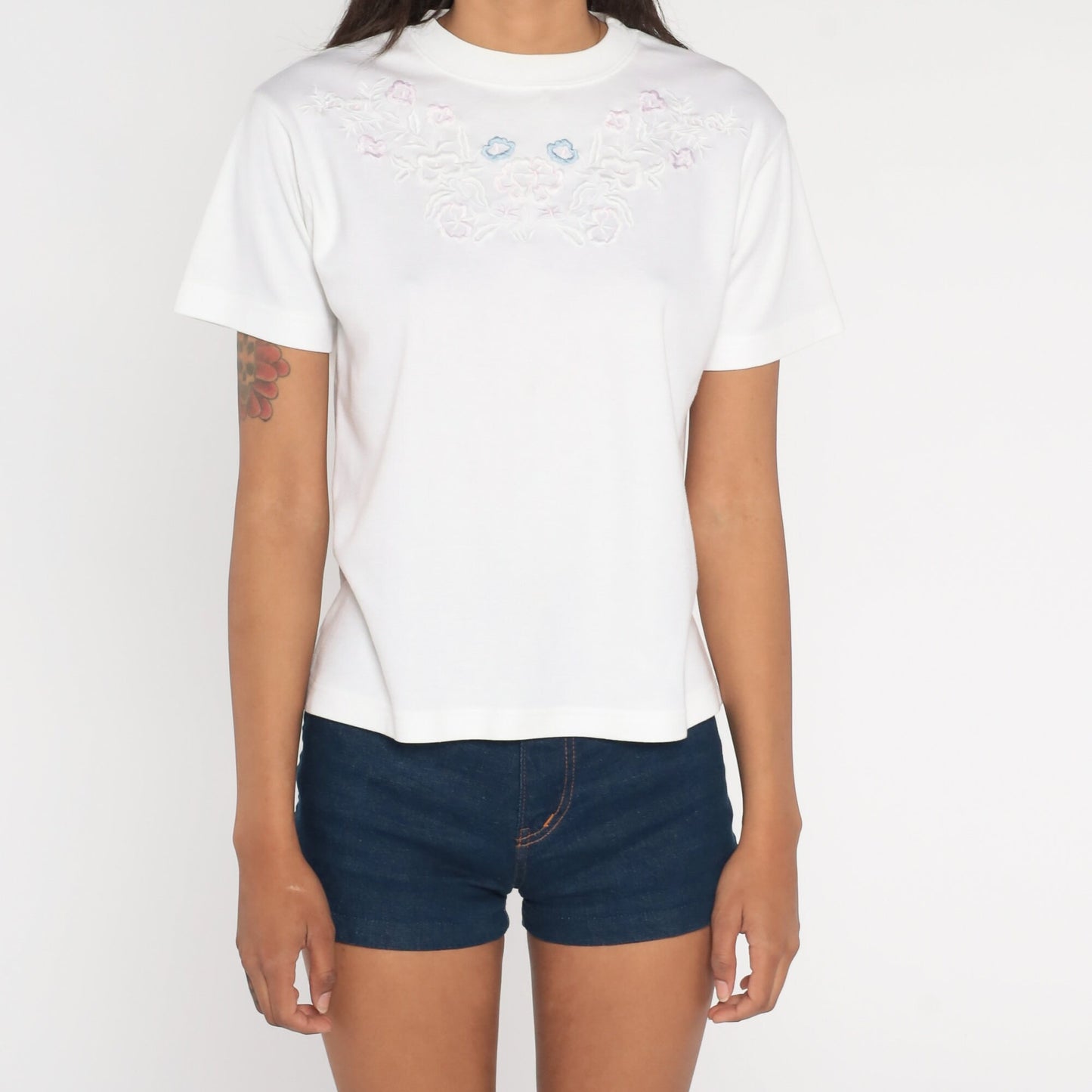 90s Floral Embroidered T-Shirt White Graphic Tee Short Sleeve Small S