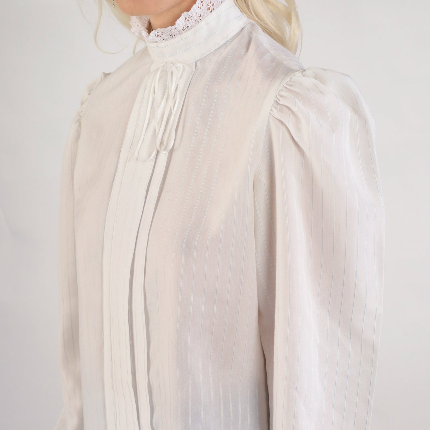 80s White Victorian Blouse Puff Sleeve Lace Trim Button-Up Small