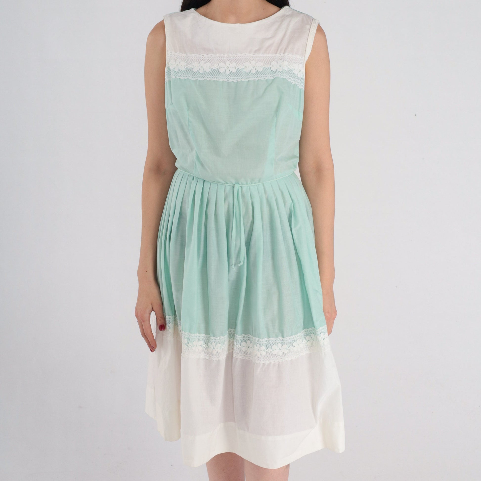 1960s White Green Lace Trim Sleeveless Dress Tie Belt Pleated Knee Length Small