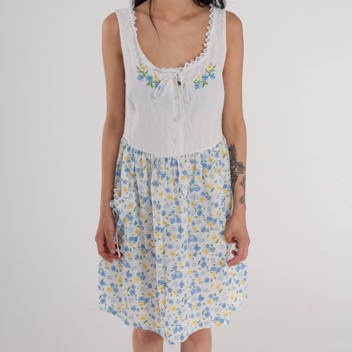 Y2K White Floral Mini Dress Embroidered Lace Trim High Waist Button Front Medium