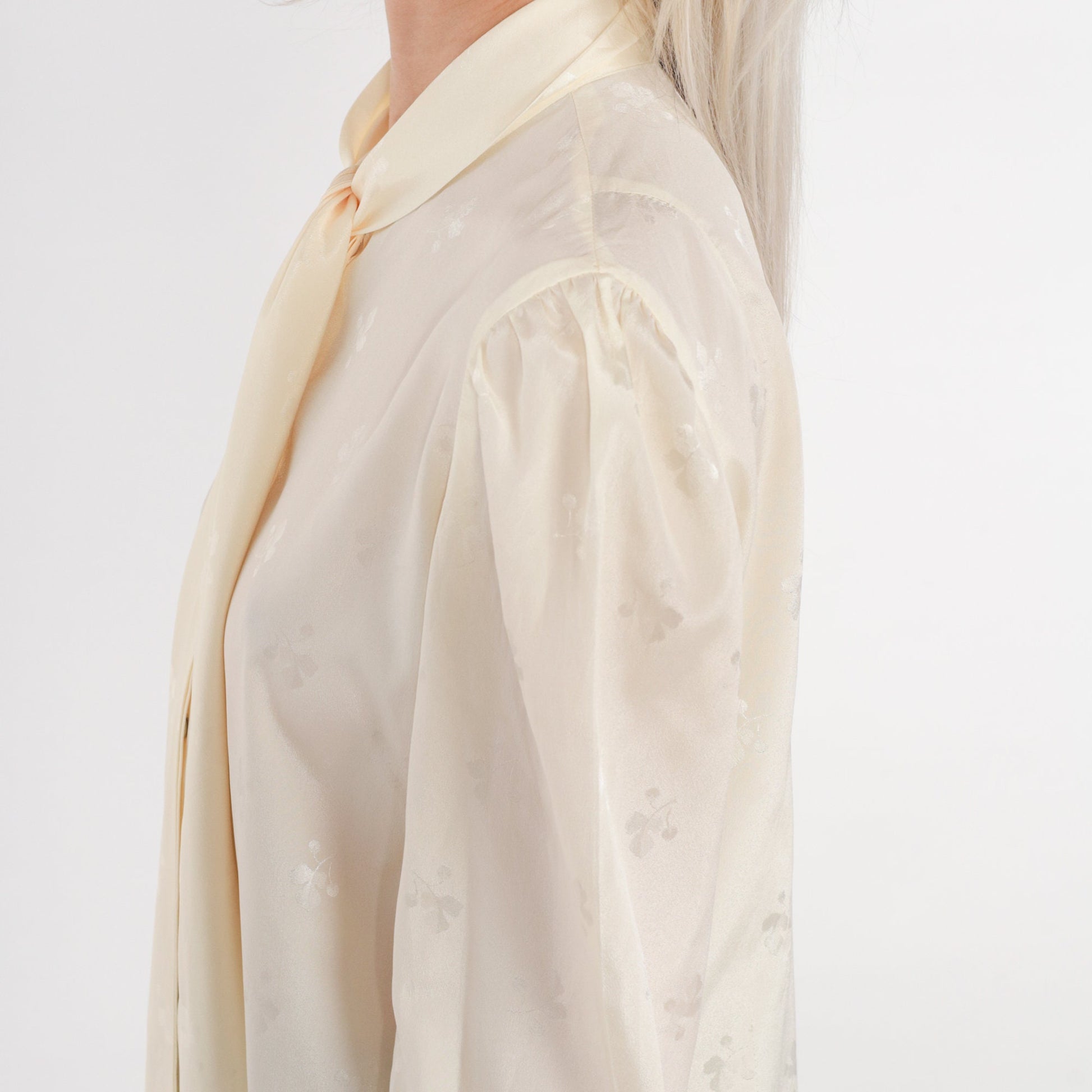 70s Cream Embossed Floral Blouse Ascot Bow Puff Sleeve Button Up Small