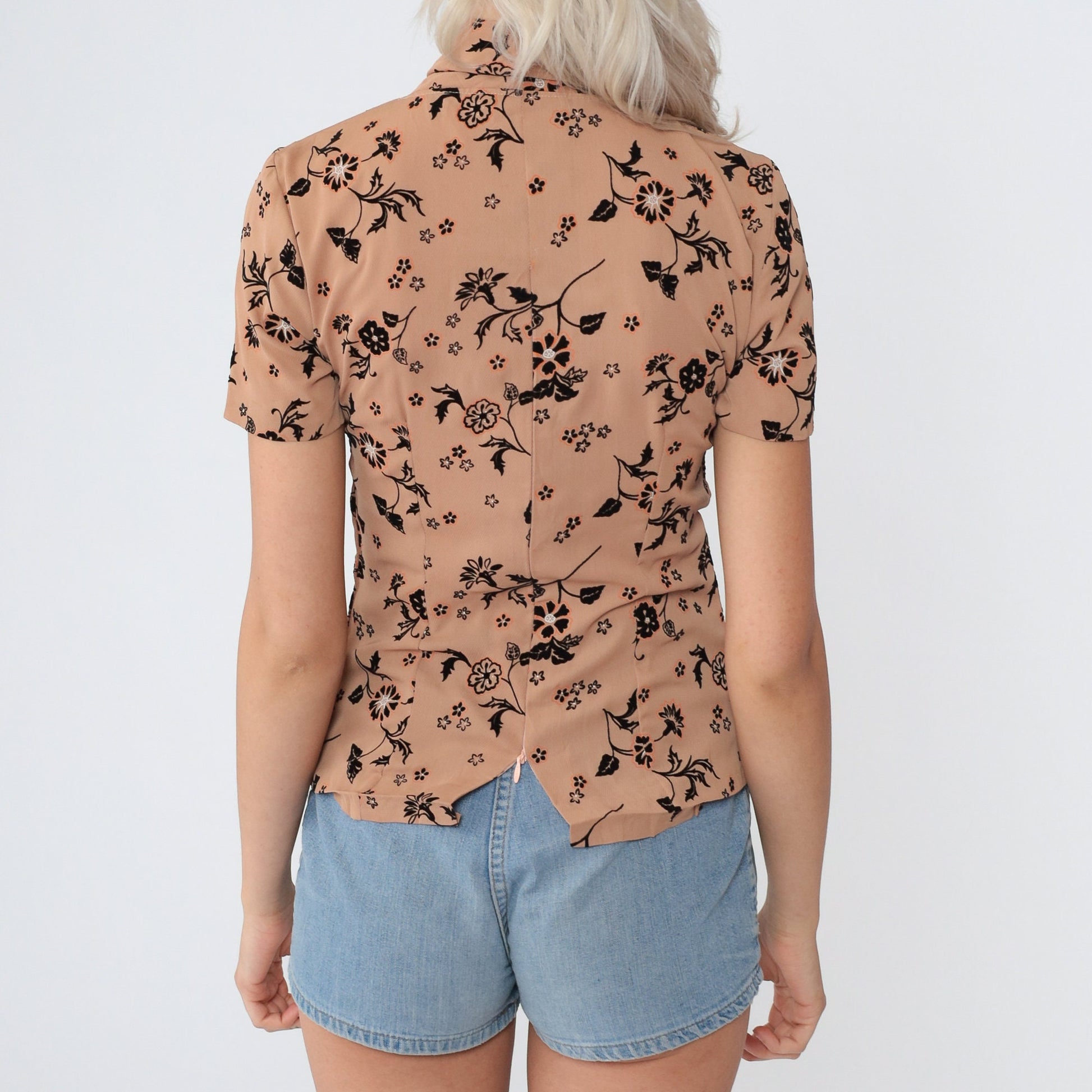 70s Floral Ascot Blouse Tan Short Sleeve Princess Seam Tie Neck Top Extra Small