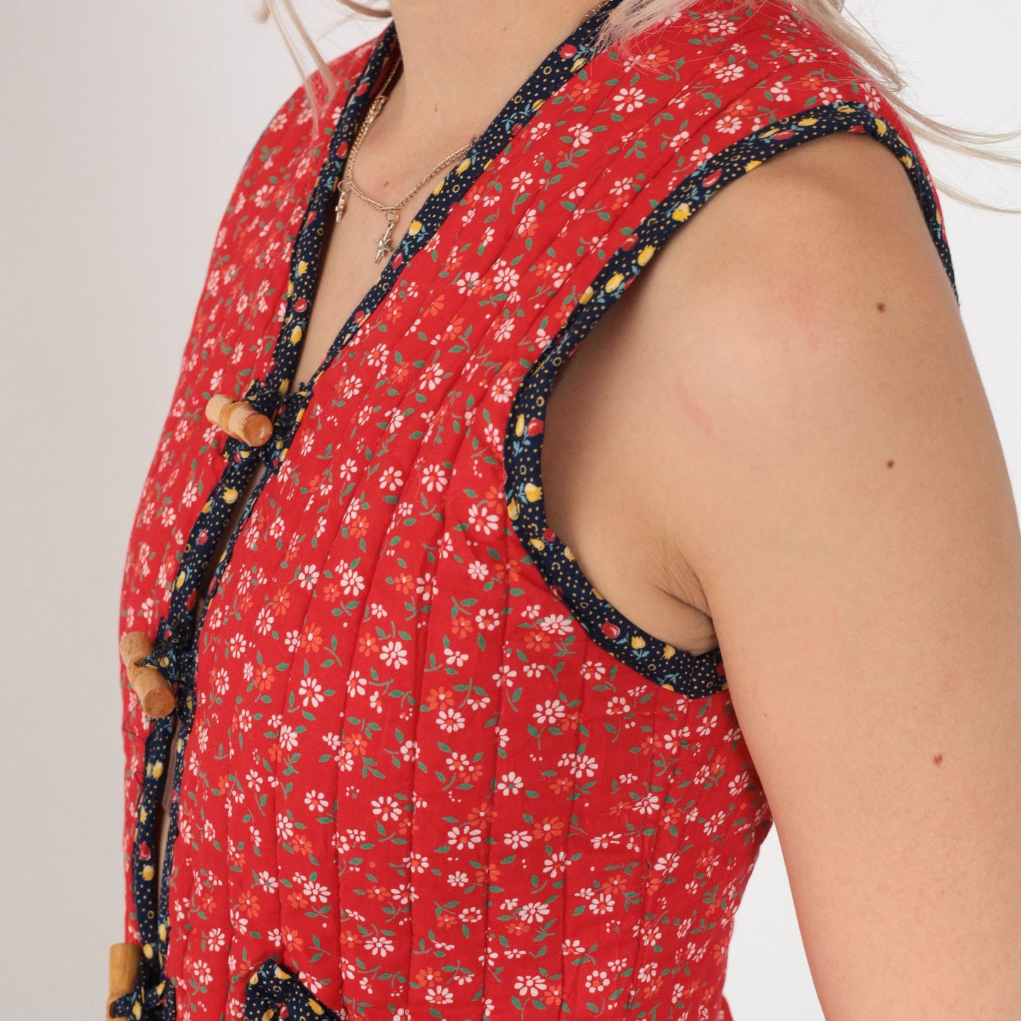 70s Red Calico Floral Quilted Vest Sleeveless Toggle Button Extra Small