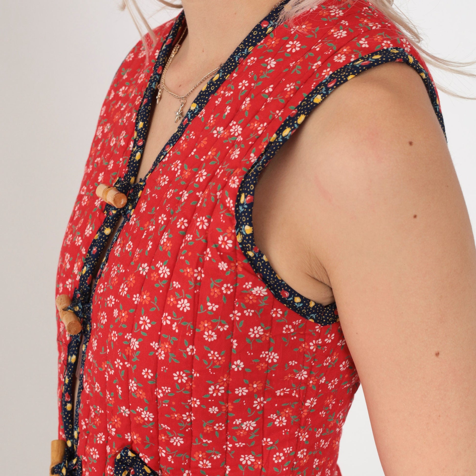 70s Red Calico Floral Quilted Vest Sleeveless Toggle Button Extra Small