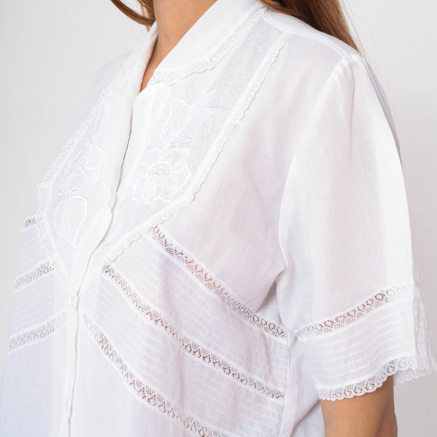 70s Embroidered Floral White Blouse Lace Trim Button-Up Collared Short Sleeve Large L