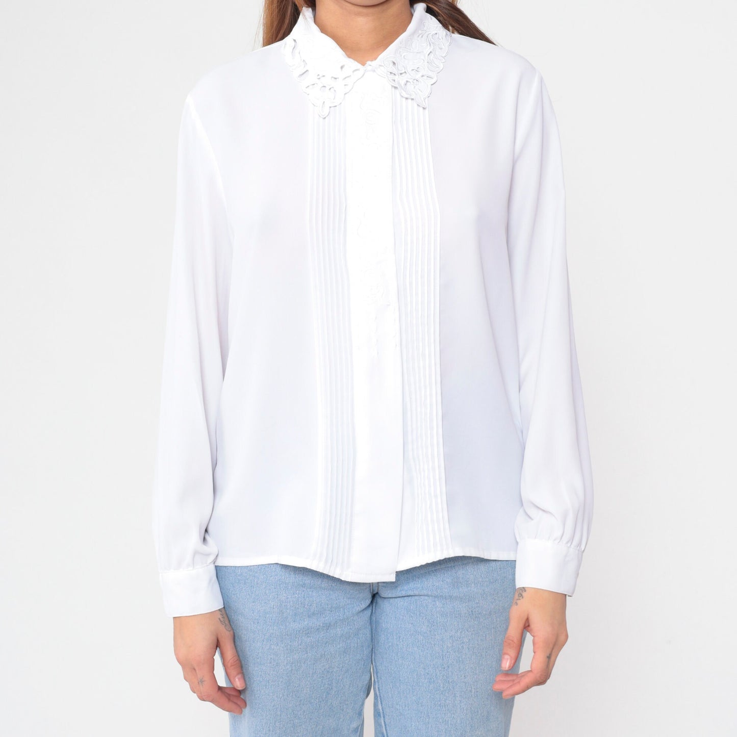 90s Karen Scott White Pleated Blouse Floral Embroidered Cutout Collar Small