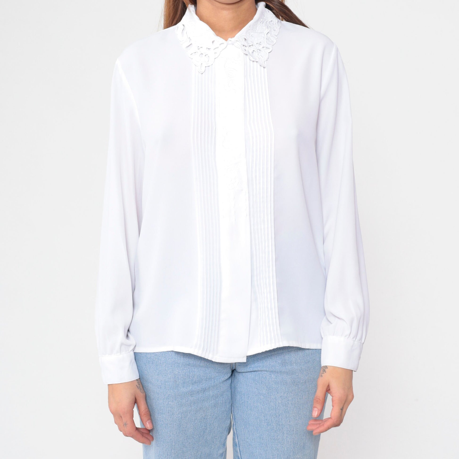 90s Karen Scott White Pleated Blouse Floral Embroidered Cutout Collar Small