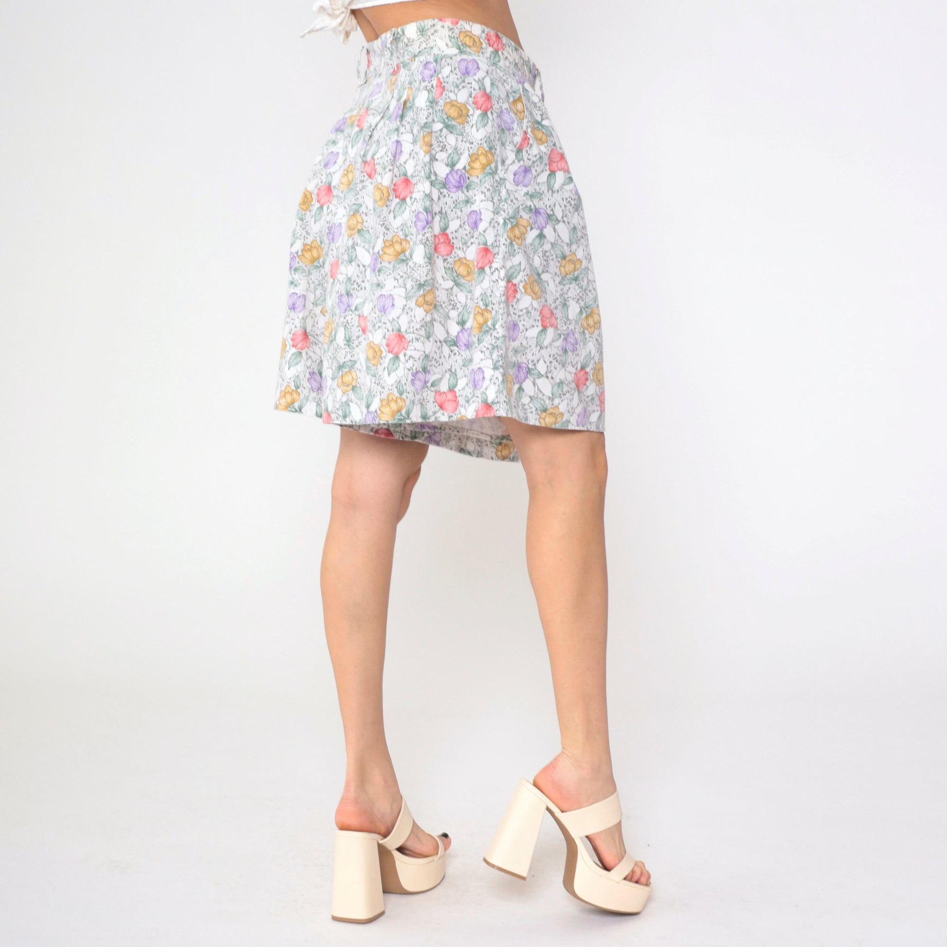 90s Floral High-Waisted Shorts White Pleated Wide Leg Medium