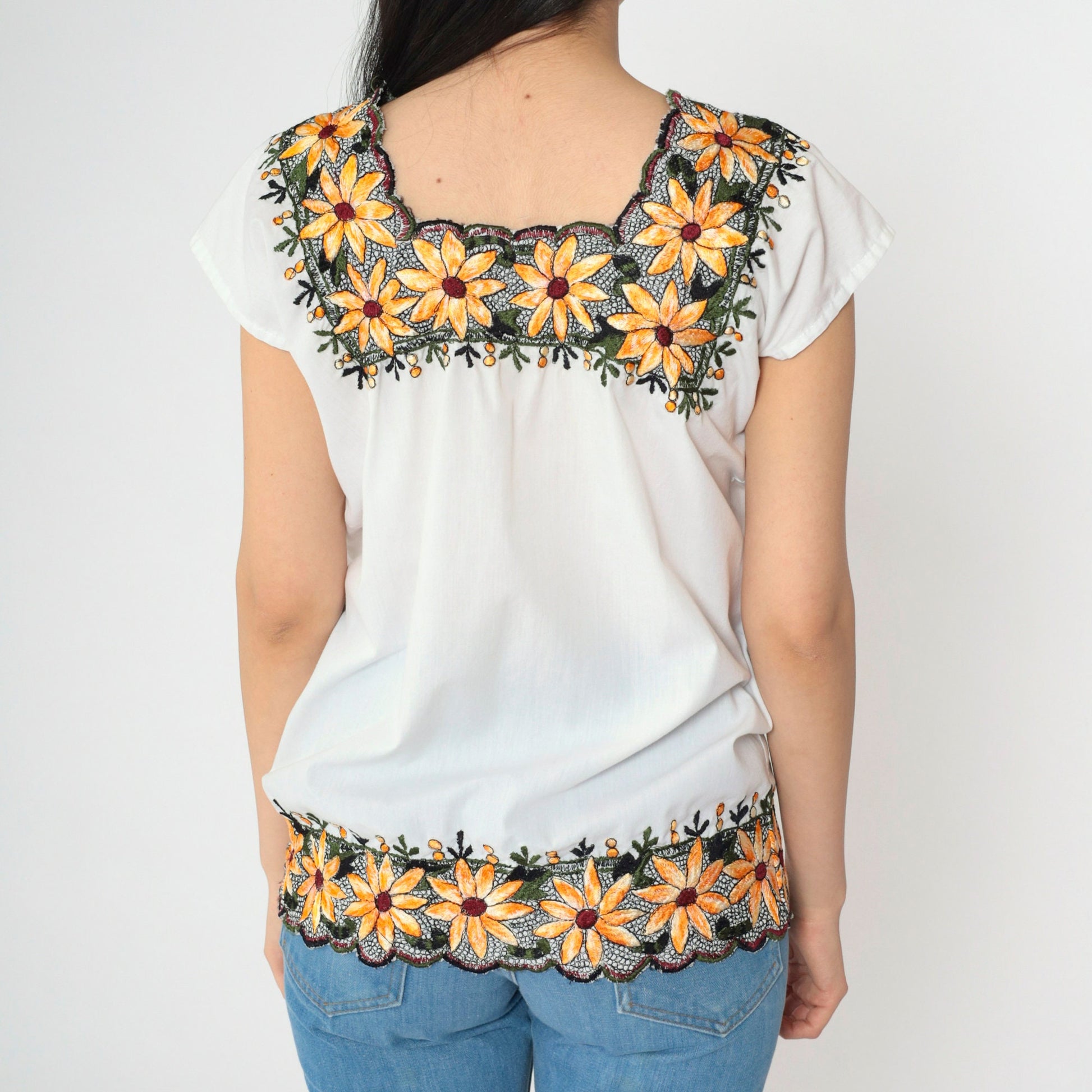 90s White Floral Embroidered Blouse Scalloped Edges Short Sleeve Small