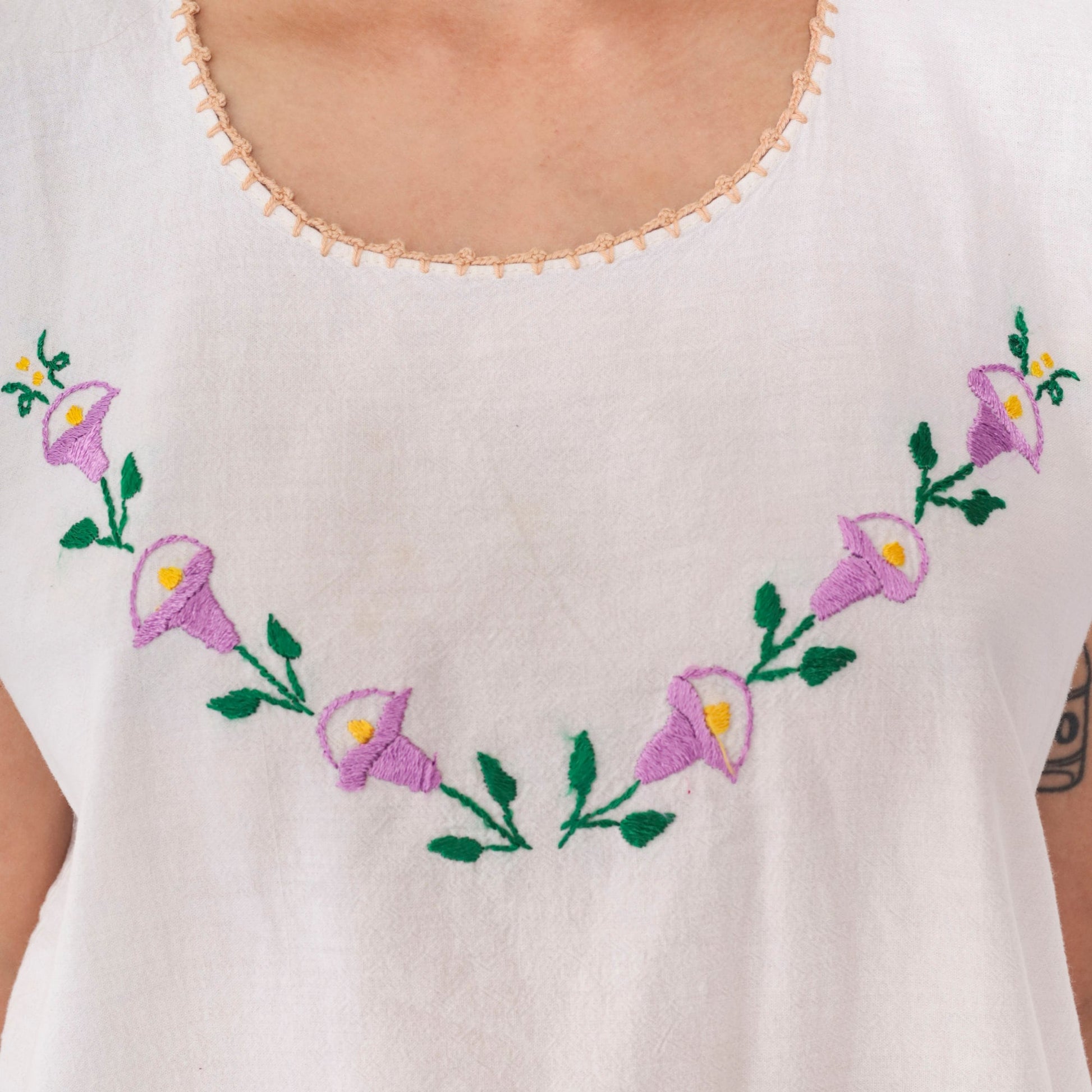 90s White Floral Embroidered Tank Top Scoop Neck Sleeveless Medium