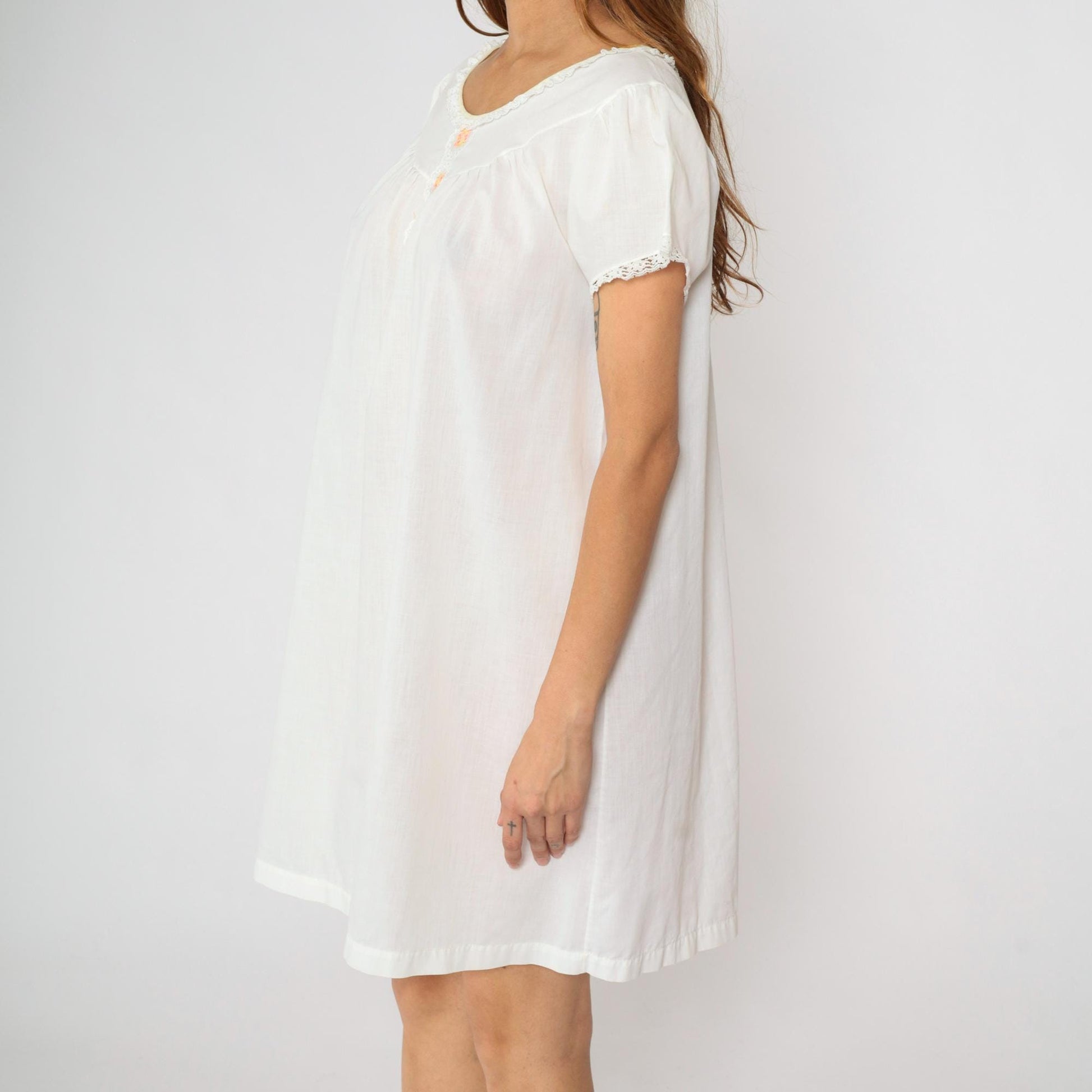 70s Lorraine White Floral Embroidered Nightgown Puff Sleeve Lace Trim Medium