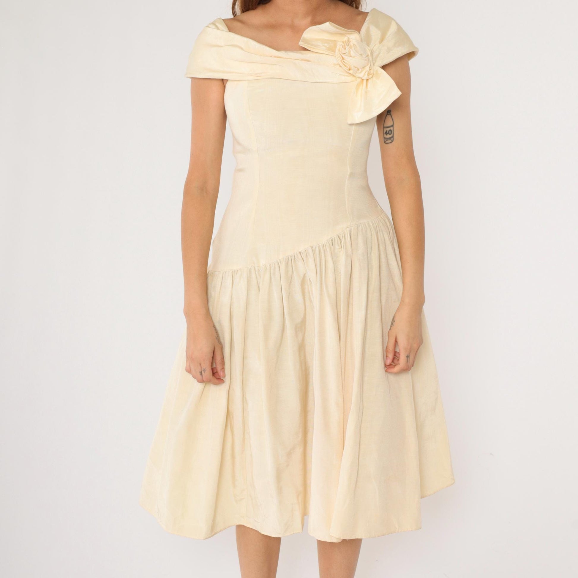 1980s Gunne Sax Cream Taffeta Midi Dress Rosette Bertha Collar Small 4