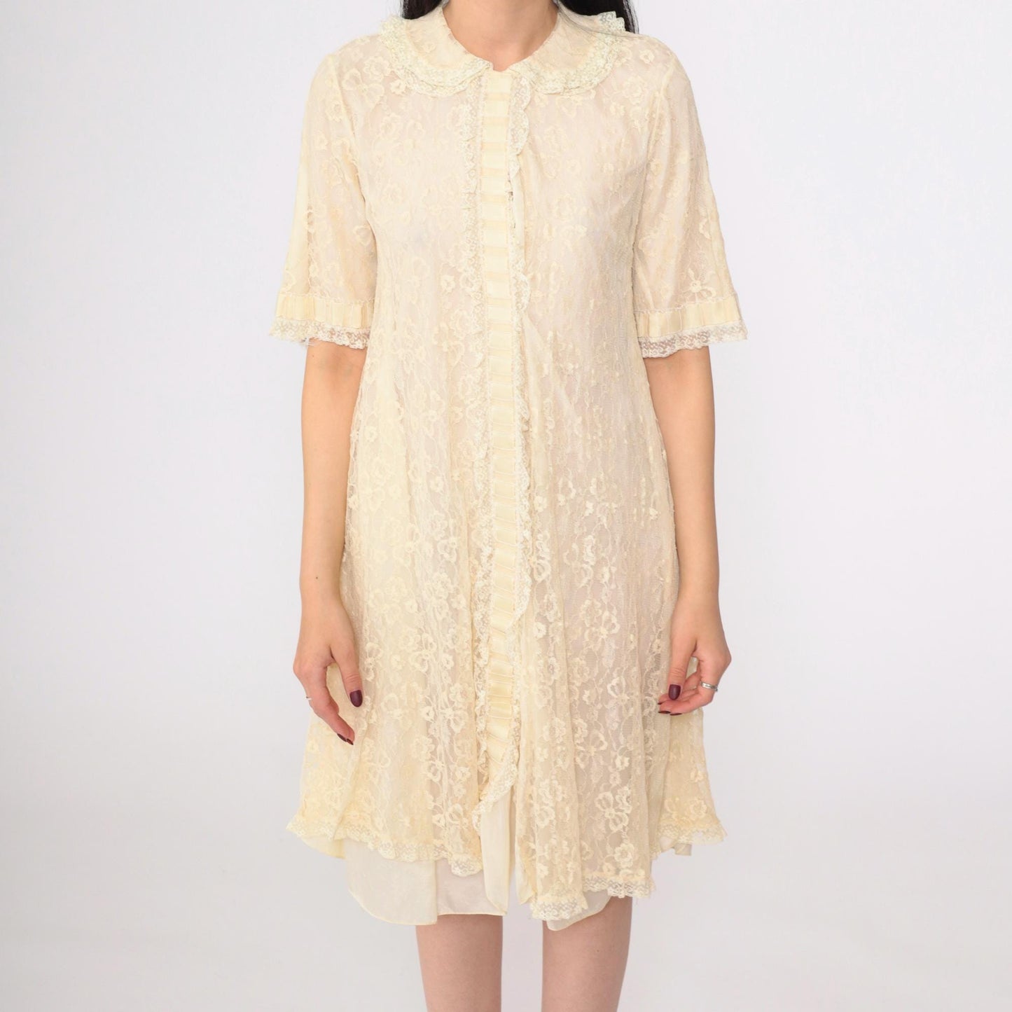 1960s Cream Lace Nightgown Peter Pan Collar Snap Front Small