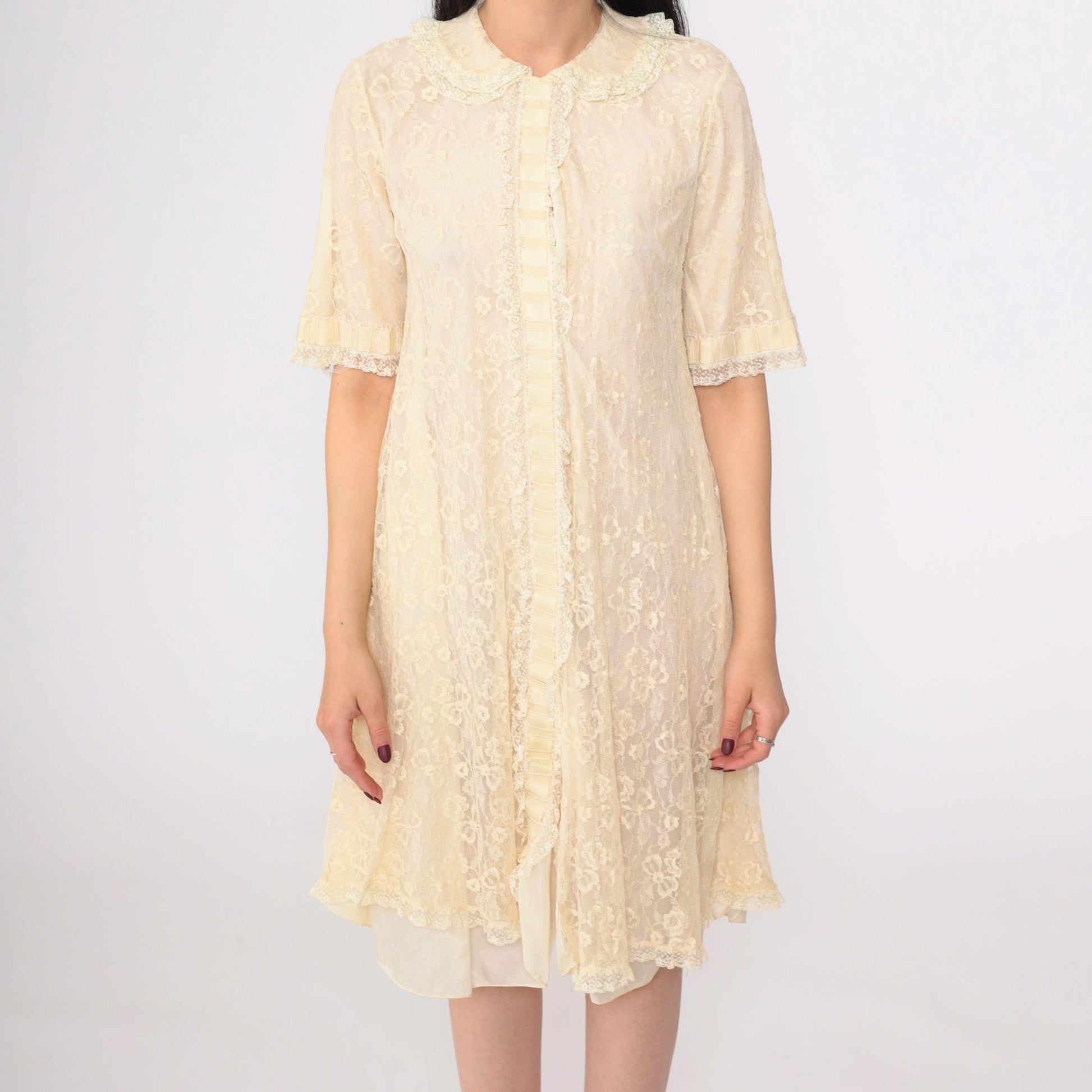 1960s Cream Lace Nightgown Peter Pan Collar Snap Front Small